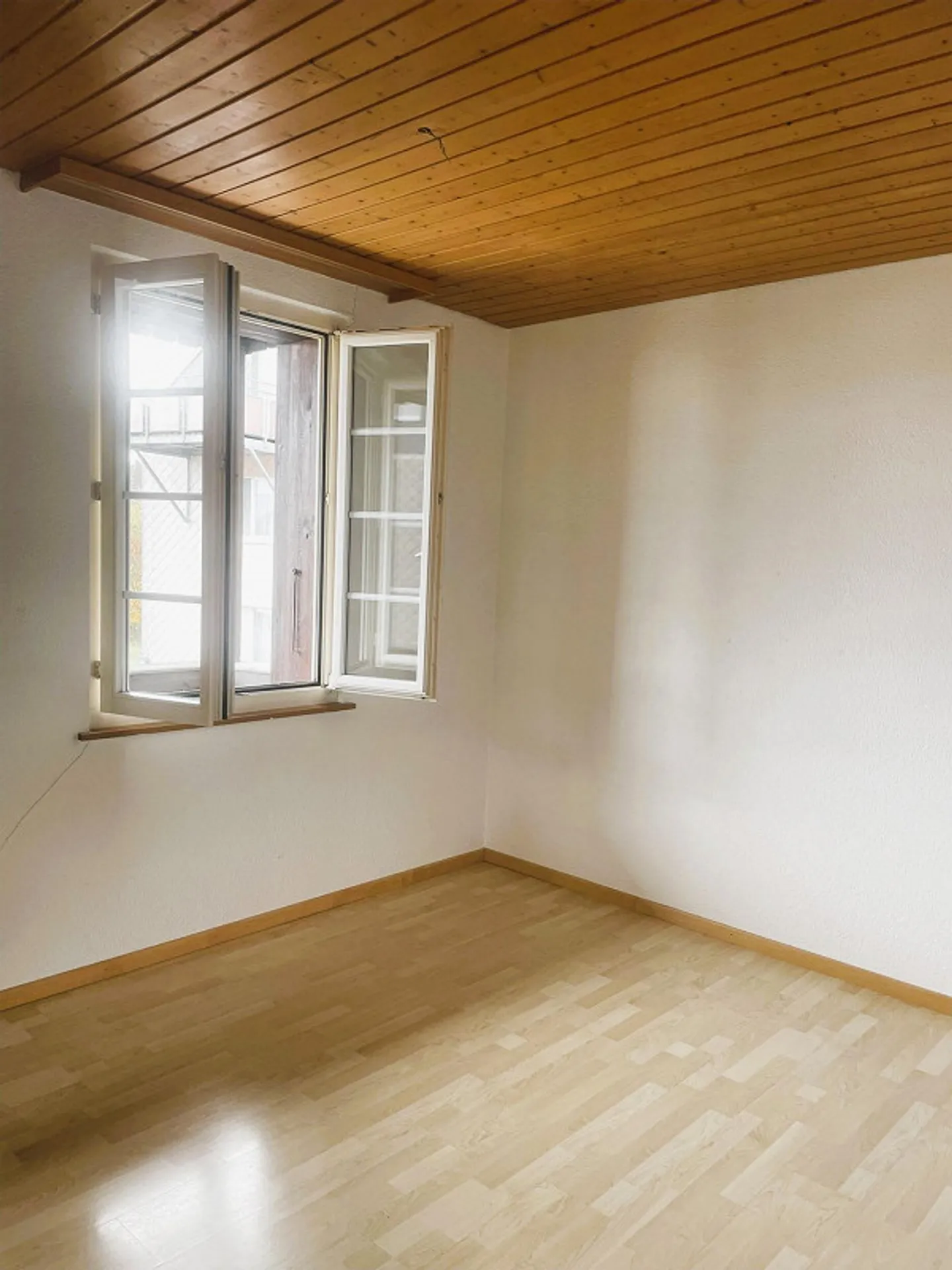 Incantevole appartamento d'epoca con 4 camere in posizione centrale a Bätterkinden - Foto 5 di 8