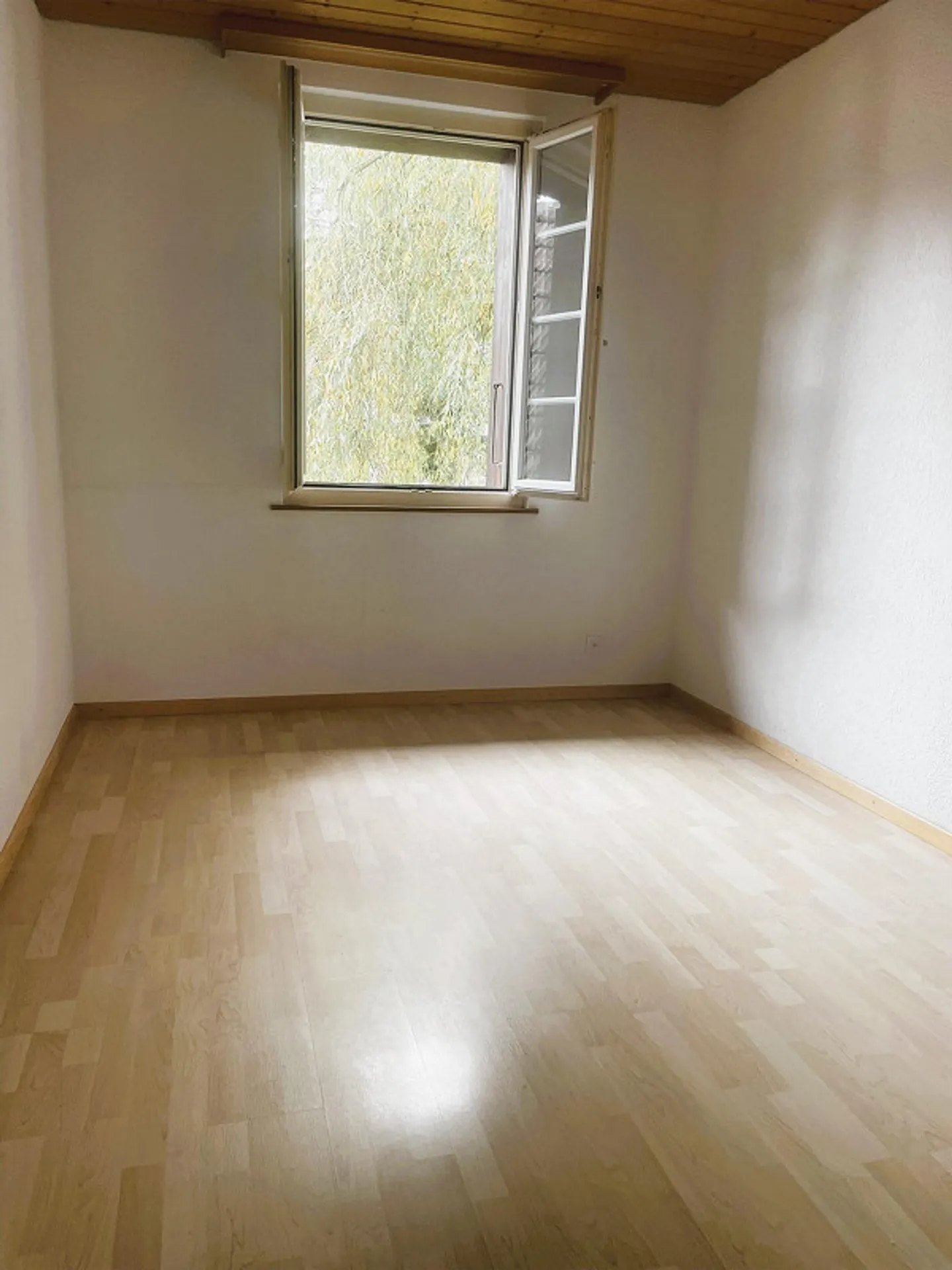 Incantevole appartamento d'epoca con 4 camere in posizione centrale a Bätterkinden - Foto 6 di 8