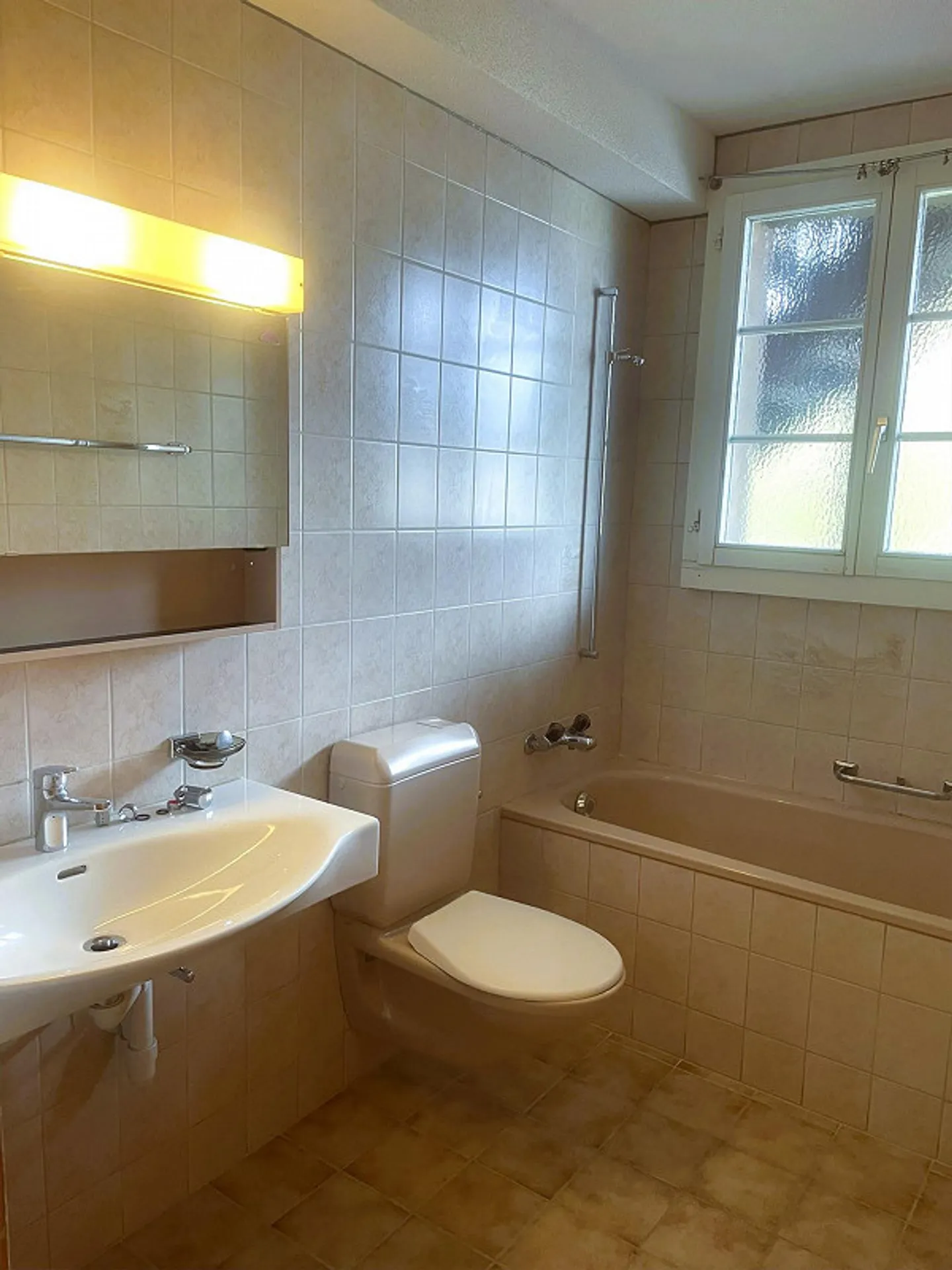 Incantevole appartamento d'epoca con 4 camere in posizione centrale a Bätterkinden - Foto 7 di 8