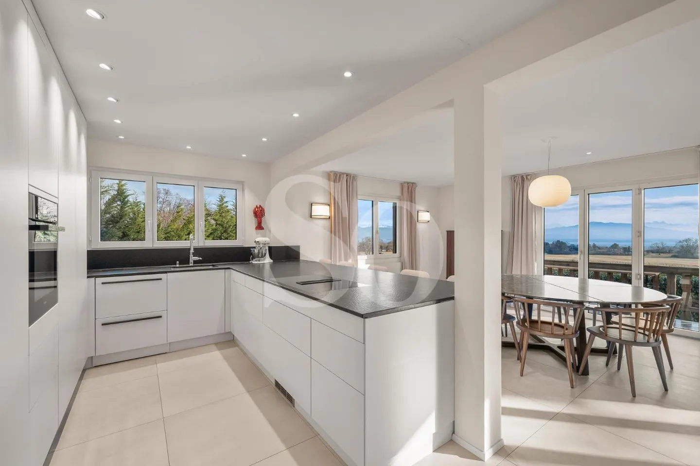 Villa Rénovée avec Vue Lac - Photo 5 sur 13