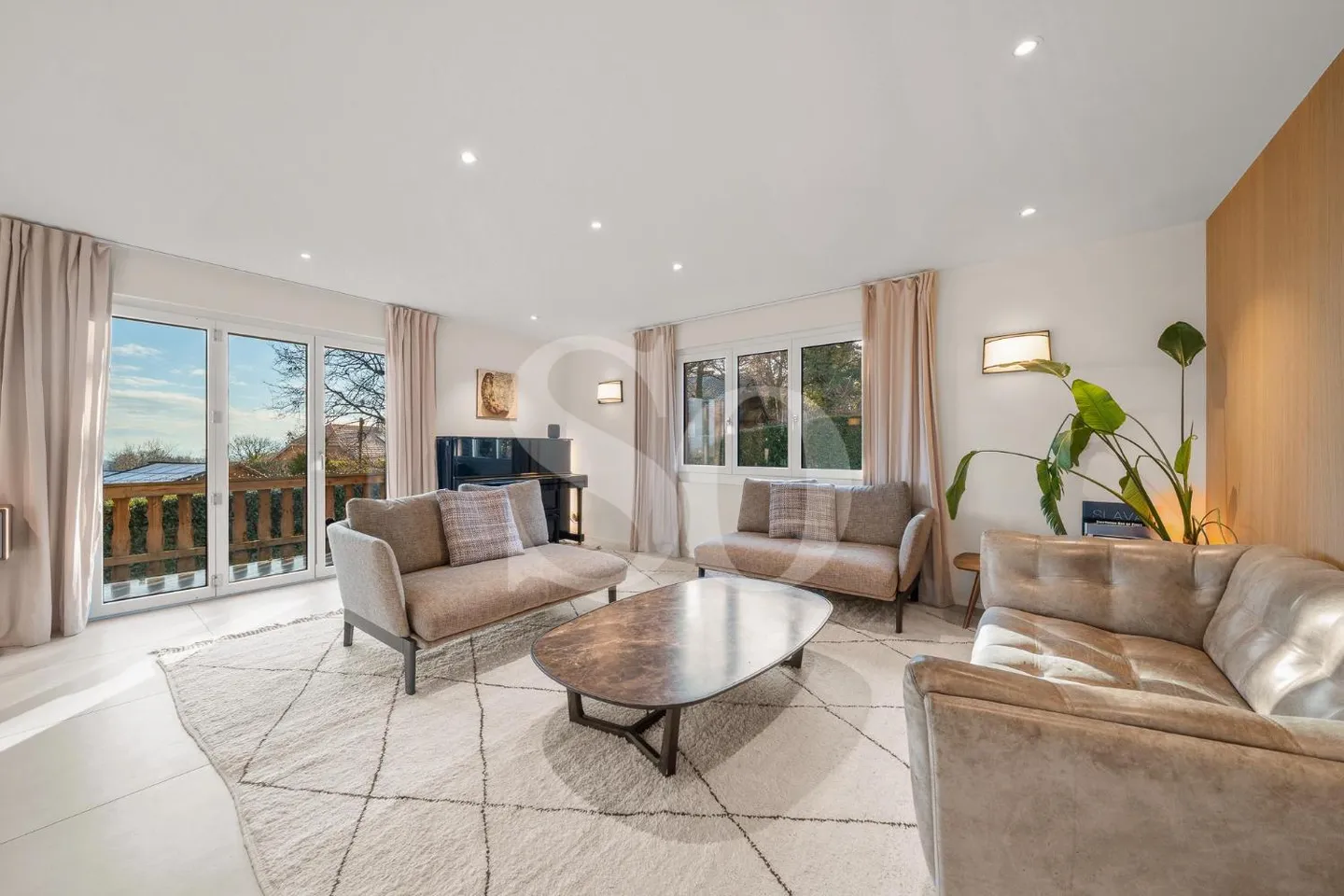 Villa Rénovée avec Vue Lac - Photo 3 sur 13