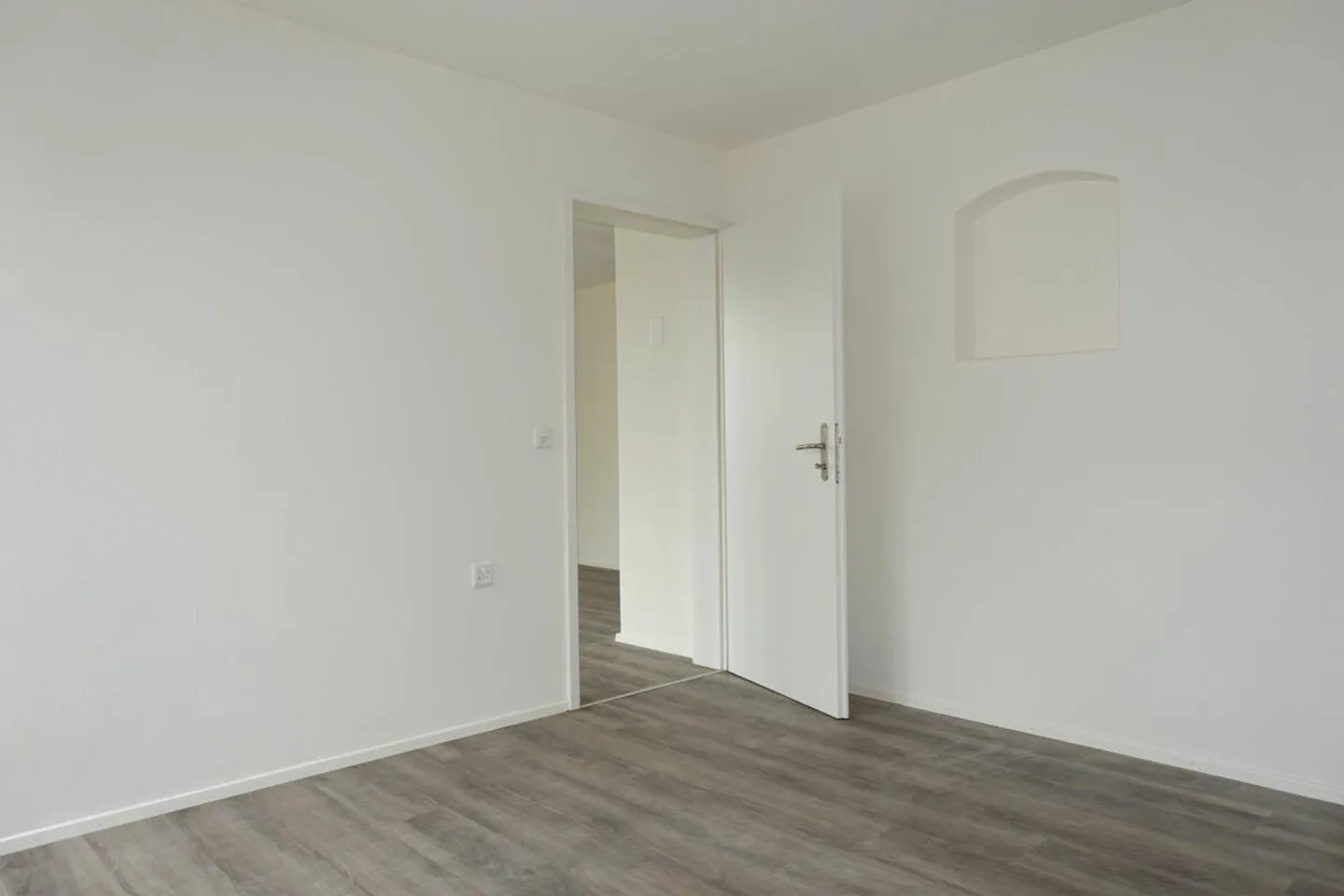 Renovated 3.5 Room Ground Floor Apartment - Photo 11 of 15