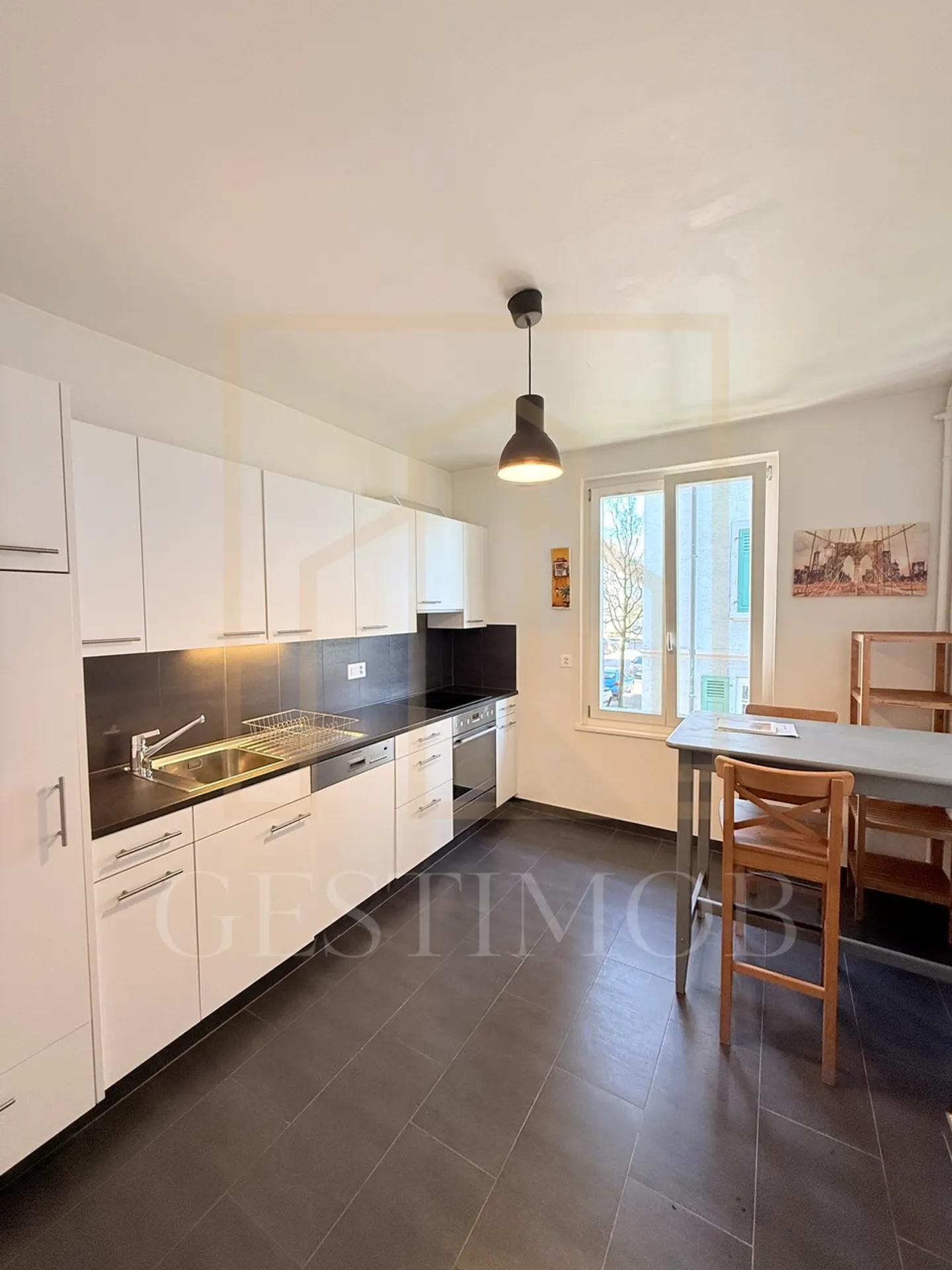 Spacious 3-room furnished apartment with balcony - lake view - Photo 3 of 11