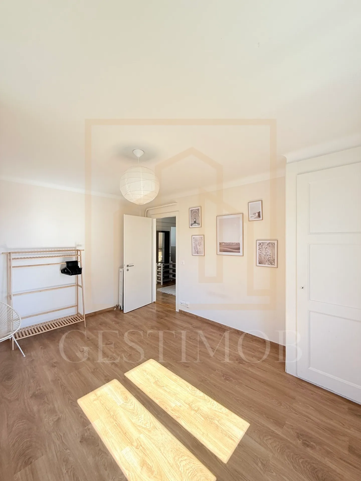 Spacious 3-room furnished apartment with balcony - lake view - Photo 9 of 11