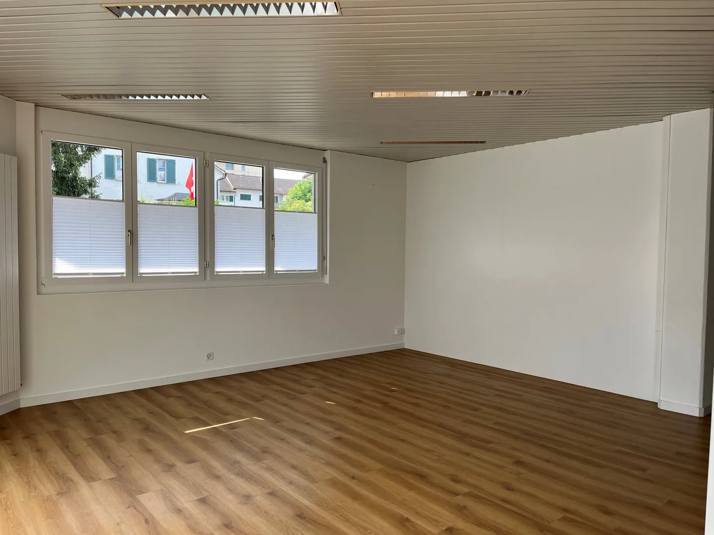 Versatile commercial space in a central location, ideal for office, shop, practice - Photo 2 of 10