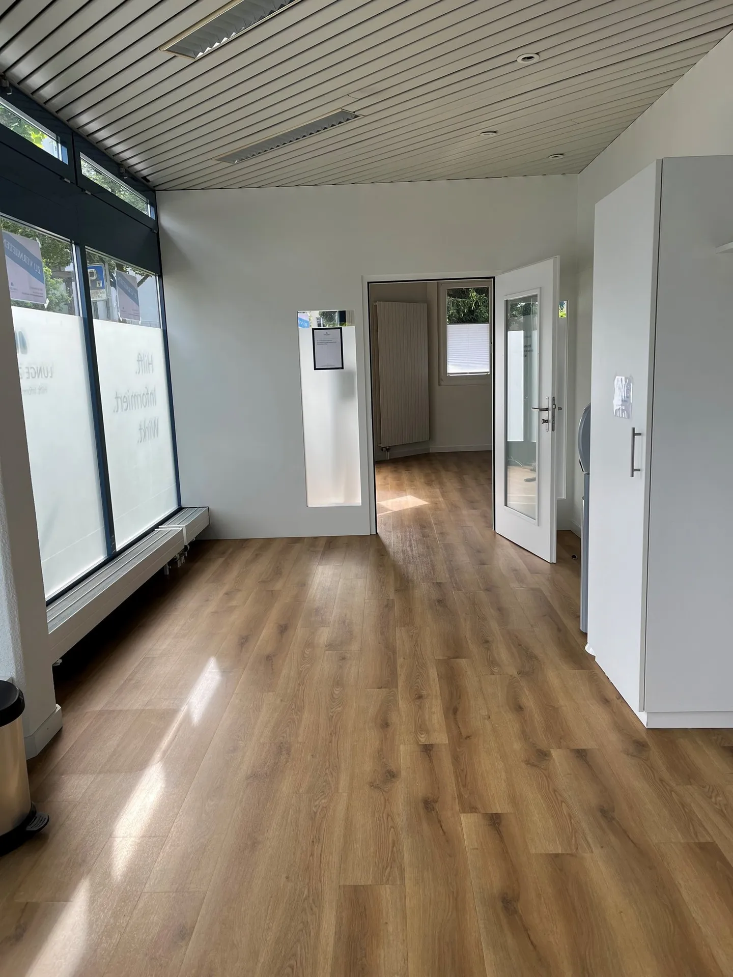 Versatile commercial space in a central location, ideal for office, shop, practice - Photo 3 of 10