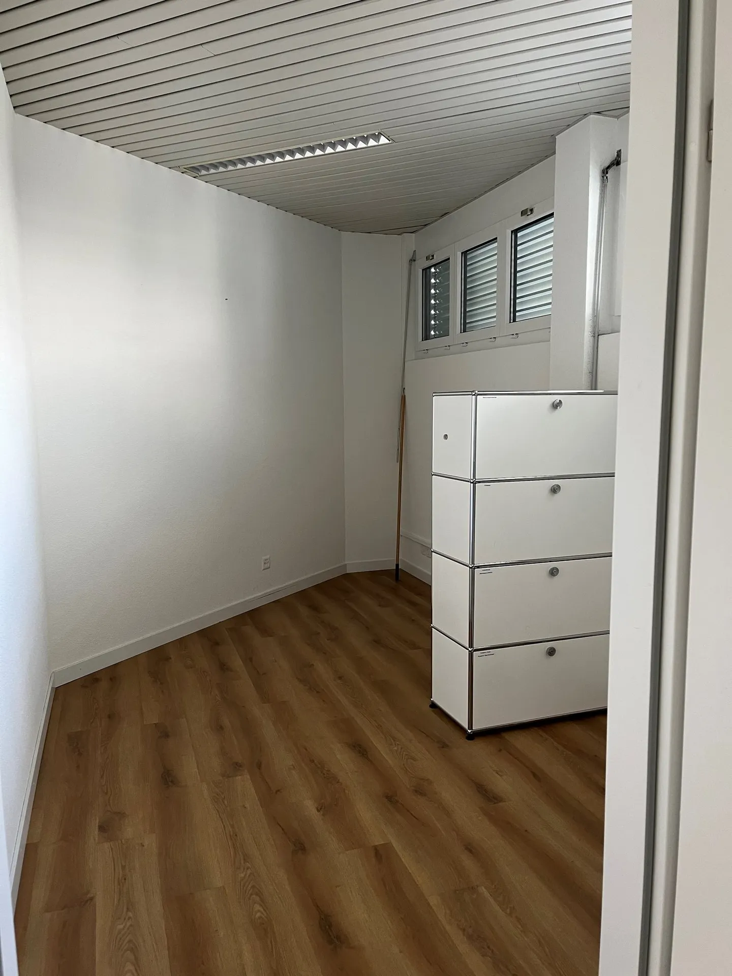 Versatile commercial space in a central location, ideal for office, shop, practice - Photo 4 of 10