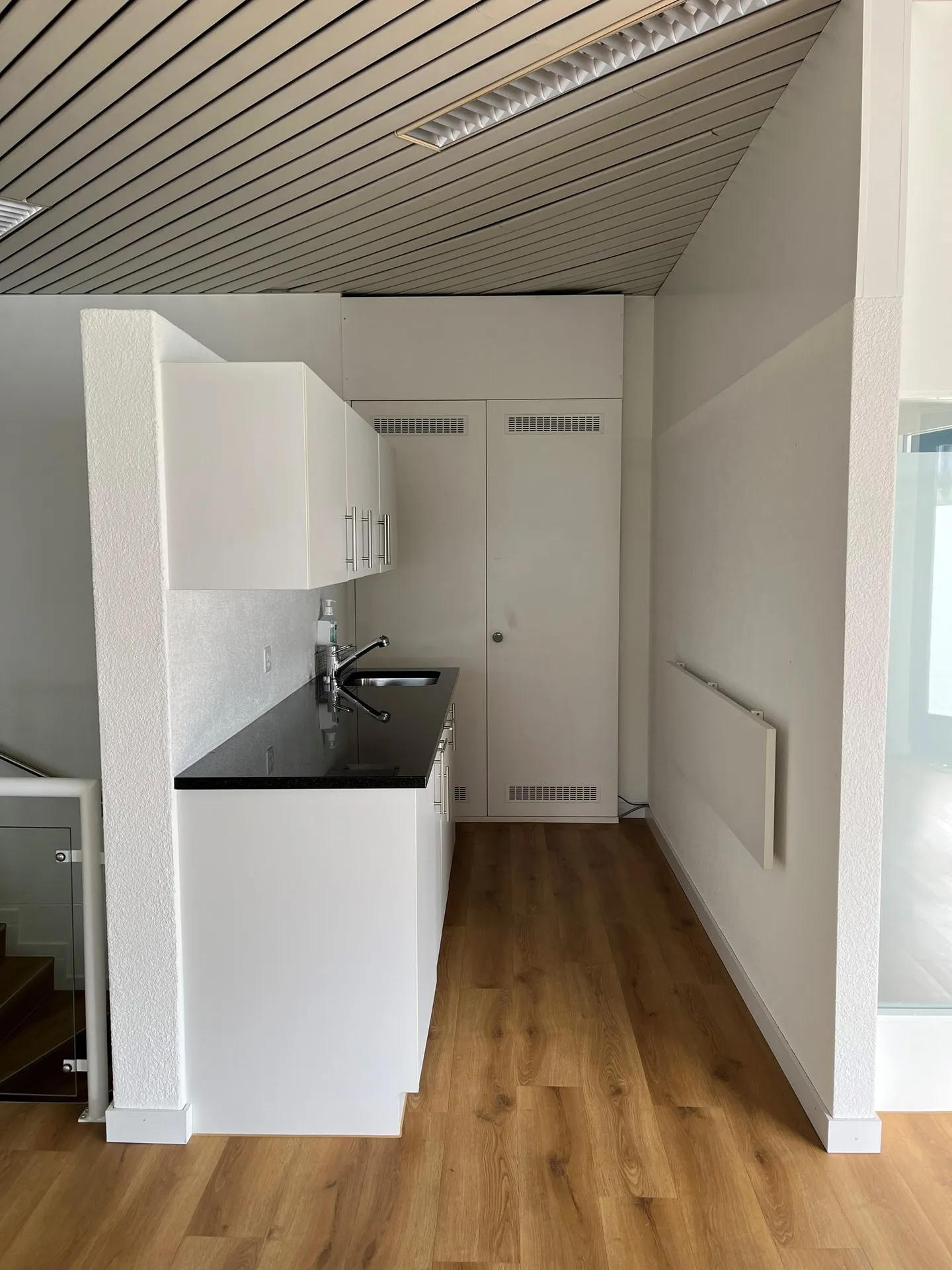 Versatile commercial space in a central location, ideal for office, shop, practice - Photo 6 of 10