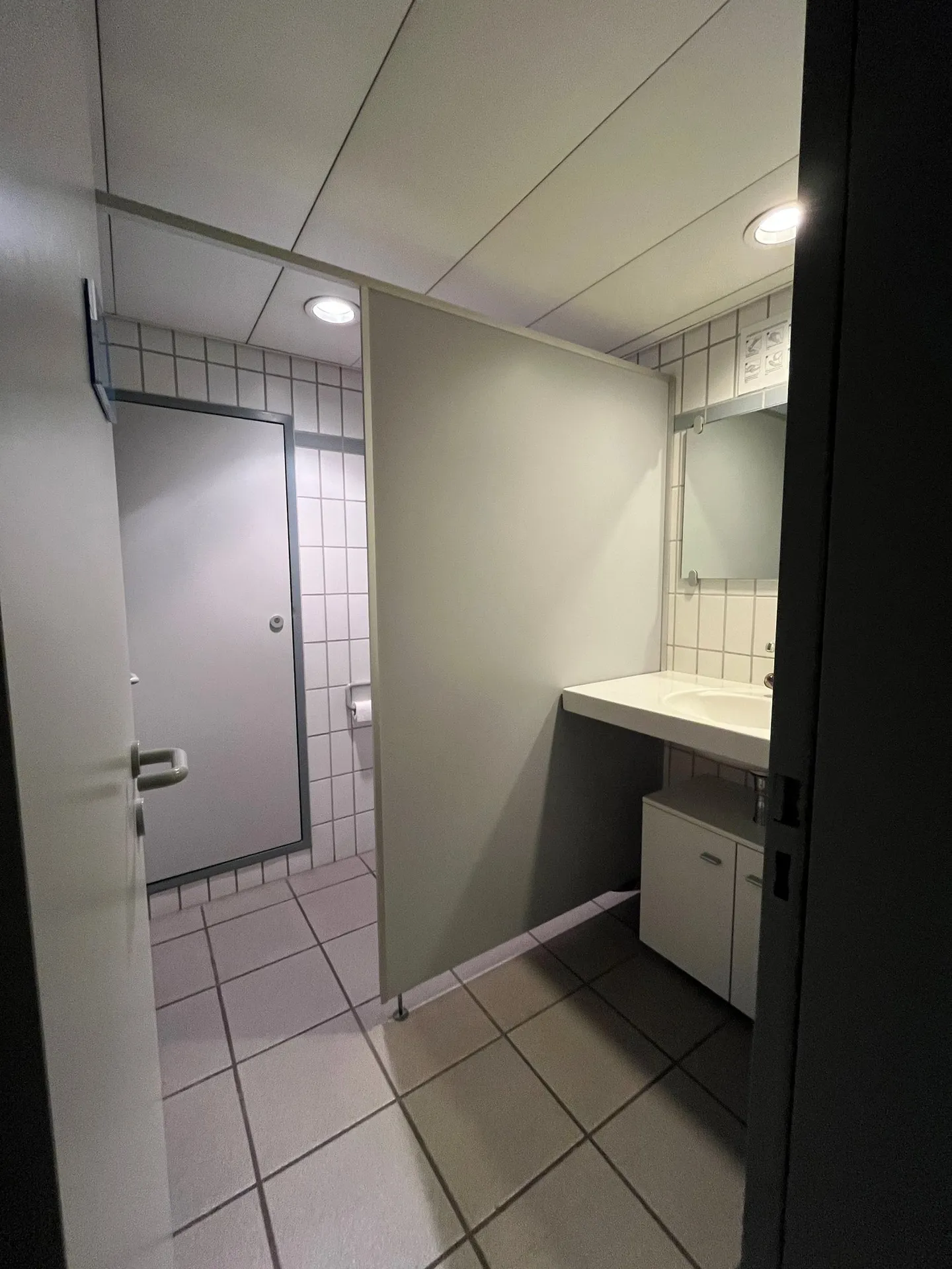 Versatile commercial space in a central location, ideal for office, shop, practice - Photo 9 of 10