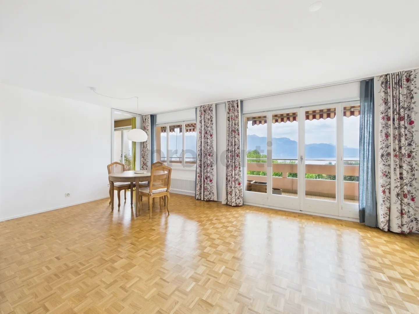 Bright 3.5-room apartment with stunning lake view in Chexbres - Photo 1 of 13