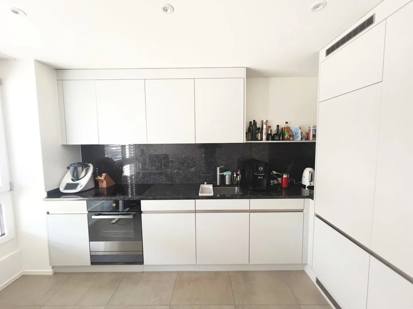 Well-kept apartment in a quiet location - Photo 2 of 7