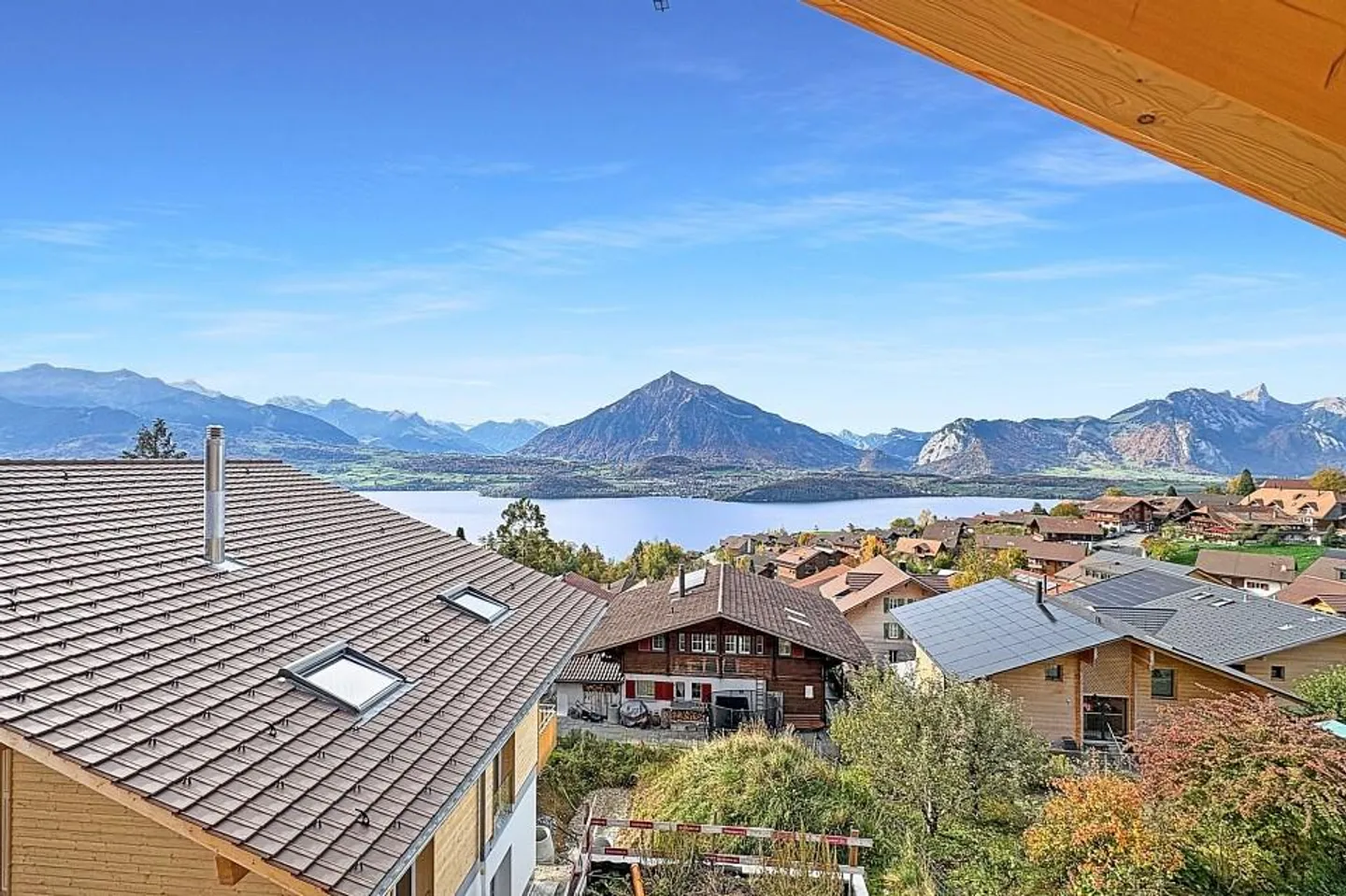 Maison individuelle avec vue sur le lac et panorama montagneux - Photo 1 sur 5