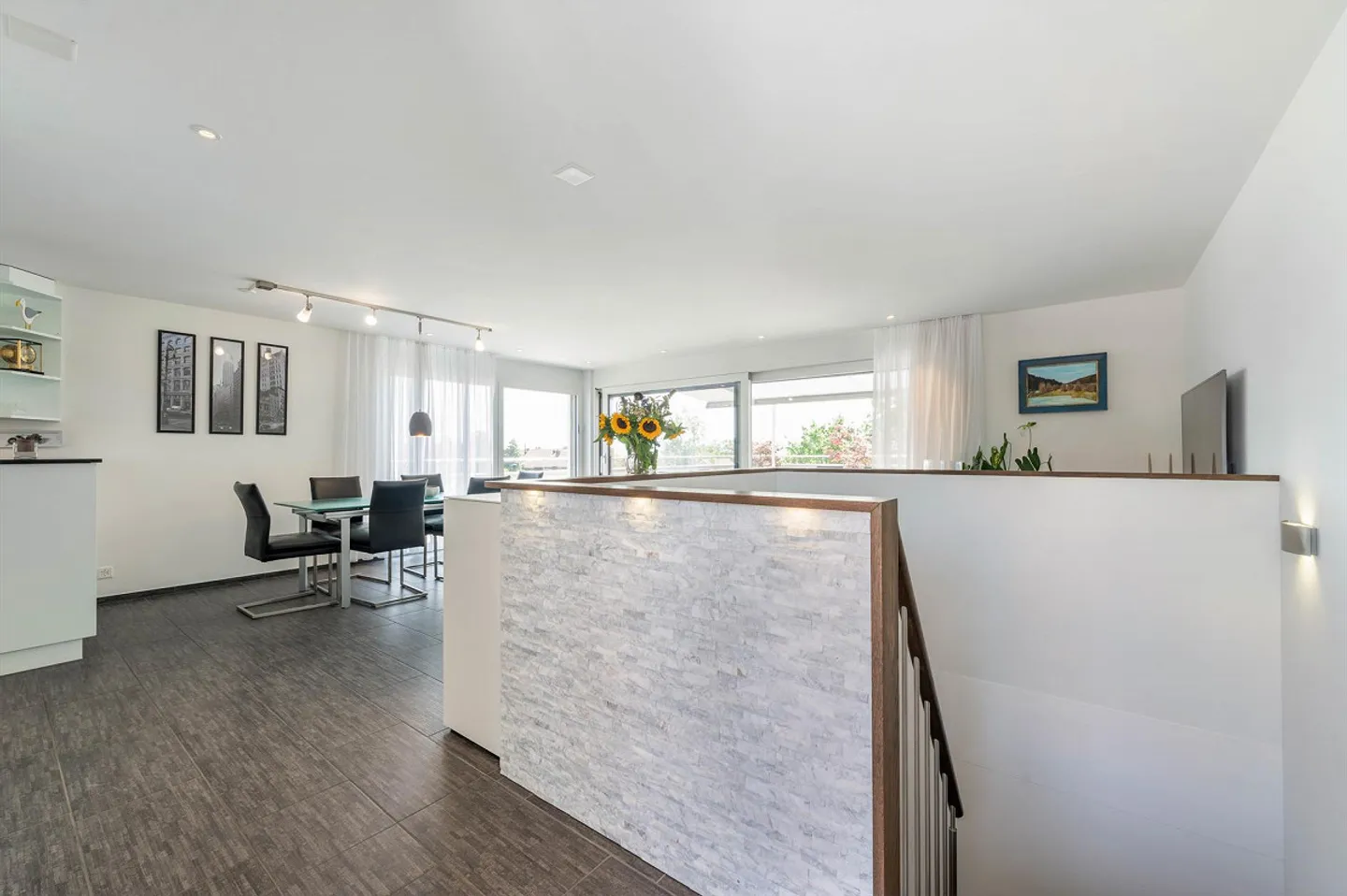 Exclusive living in the penthouse with plenty of privacy - Photo 4 of 13