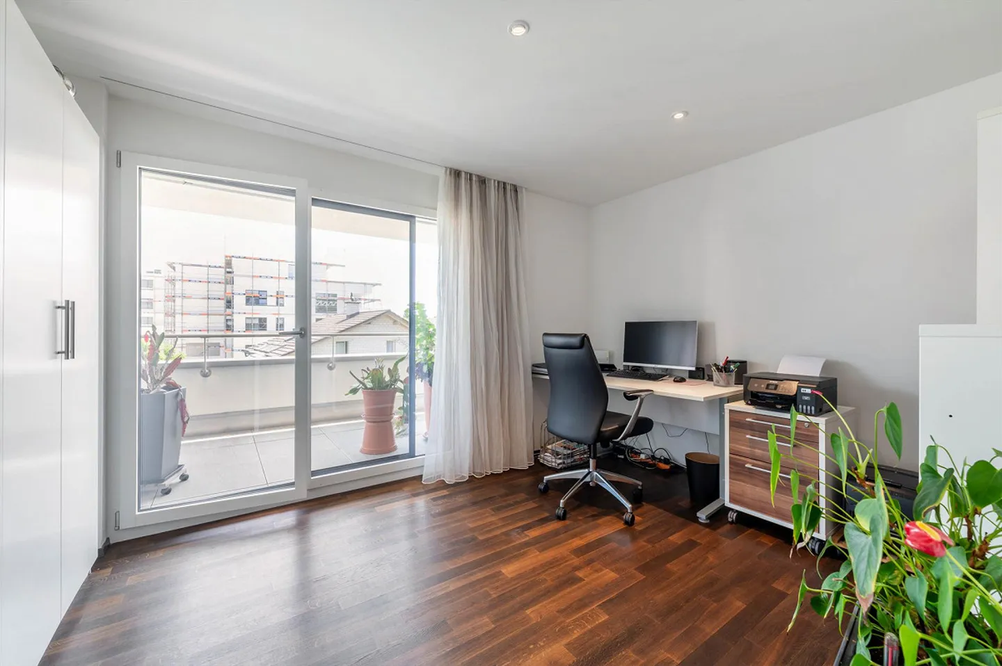 Exclusive living in the penthouse with plenty of privacy - Photo 5 of 13