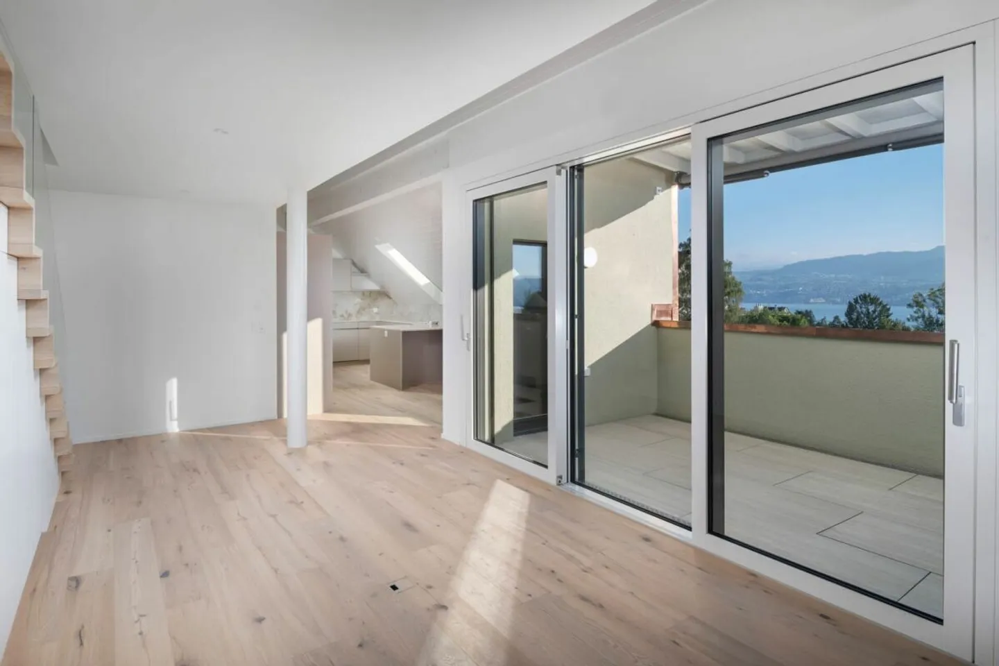 Maisonette en attique avec vue sur le lac - Vivre au-dessus des toits de Männedorf - Photo 2 sur 14