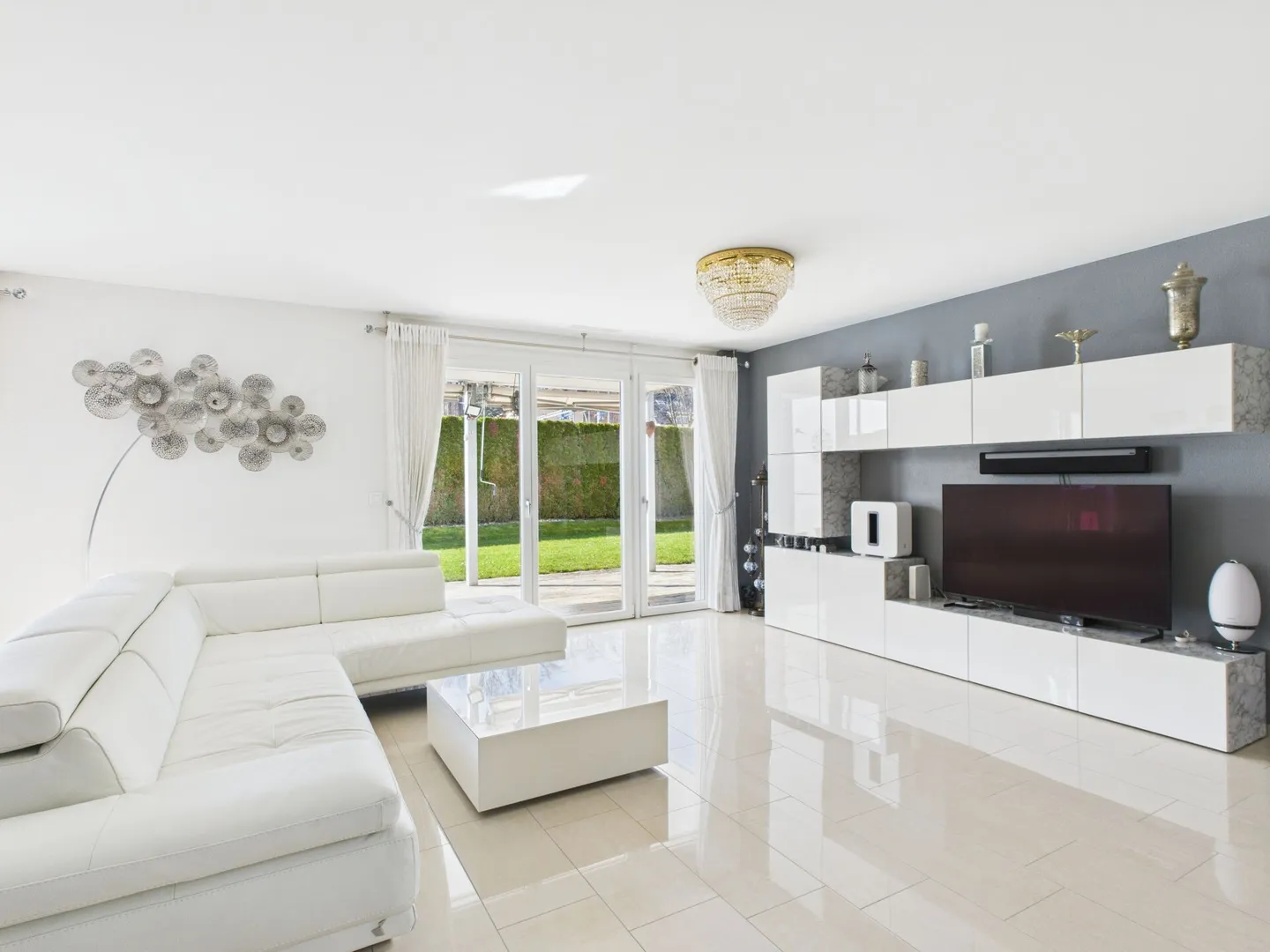 COMFORT ABITATIVO DI ALTA QUALITÀ - MODERNO E CENTRALMENTE SITUATO - Foto 1 di 7