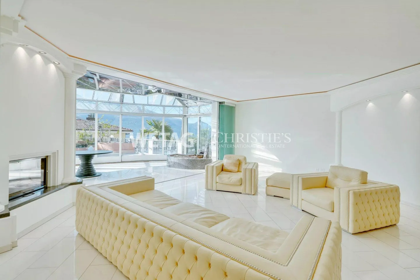 Muralto : Appartement moderne et lumineux avec grande terrasse et architecture en verre élégante à vendre - Photo 3 sur 13