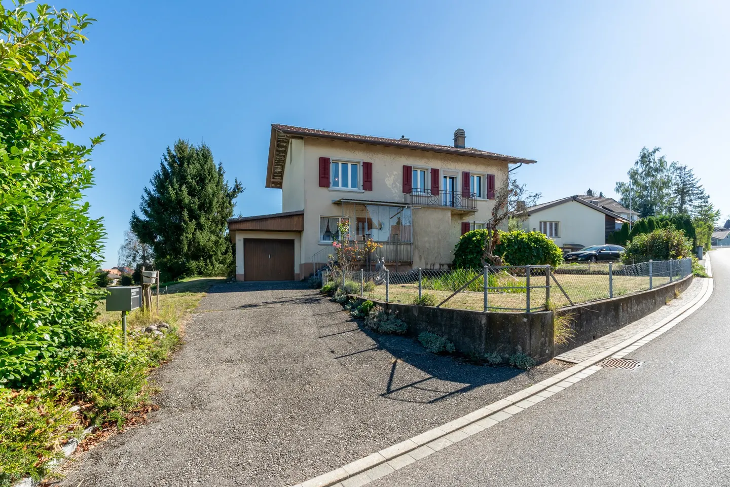 Geräumiges Einfamilienhaus mit Garten - Foto 1 von 13
