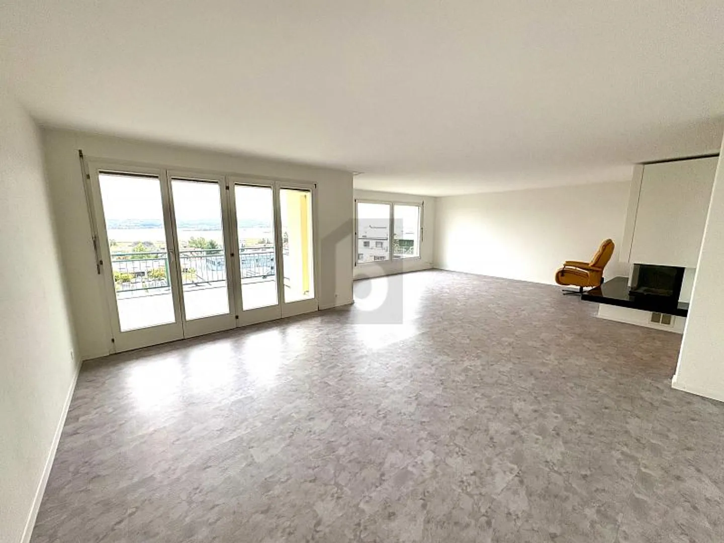 QUIET, CENTRAL AND WITH LAKE VIEW - Photo 2 of 6