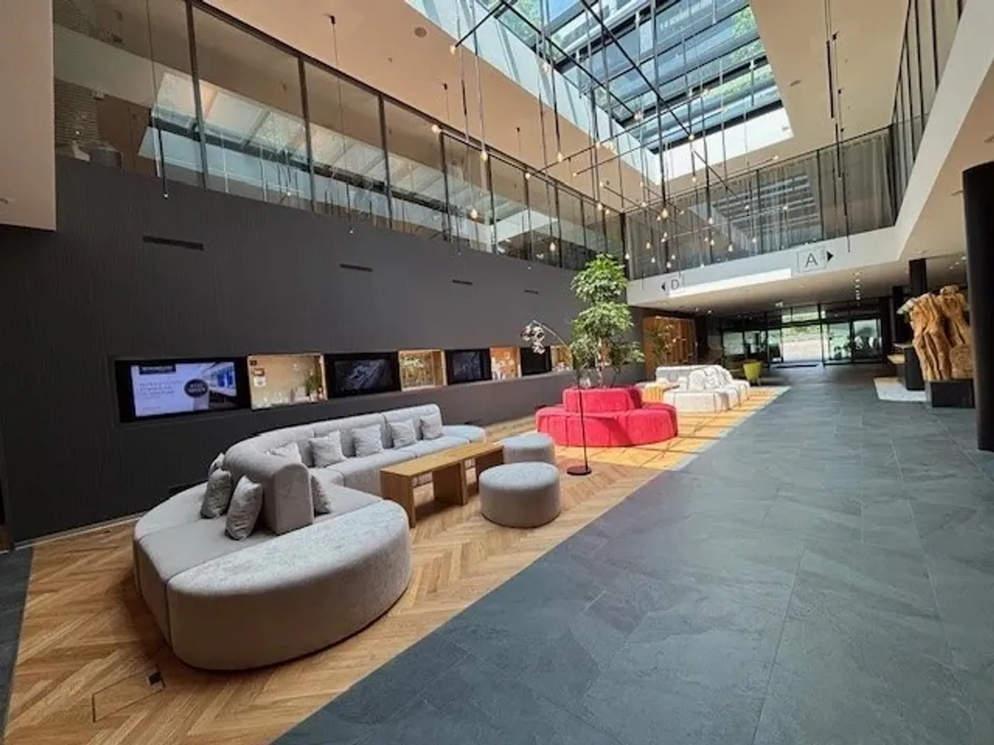 Commercial for rent, Chaltenbodenstrasse 16 (Feusisberg, Switzerland) - Foto 2 von 6