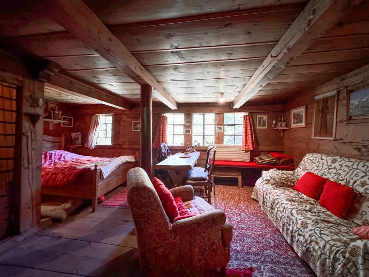 Rare Object - Chalet with 7.5 Rooms, Embedded in 28,000 m² of Forest and Meadow. - Photo 2 of 18