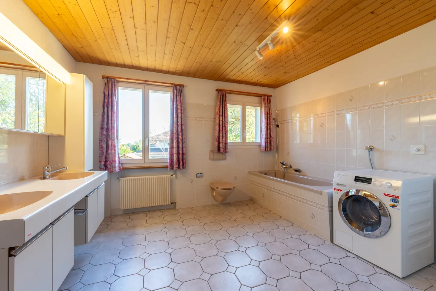 Geräumiges Einfamilienhaus mit Garten - Foto 9 von 13