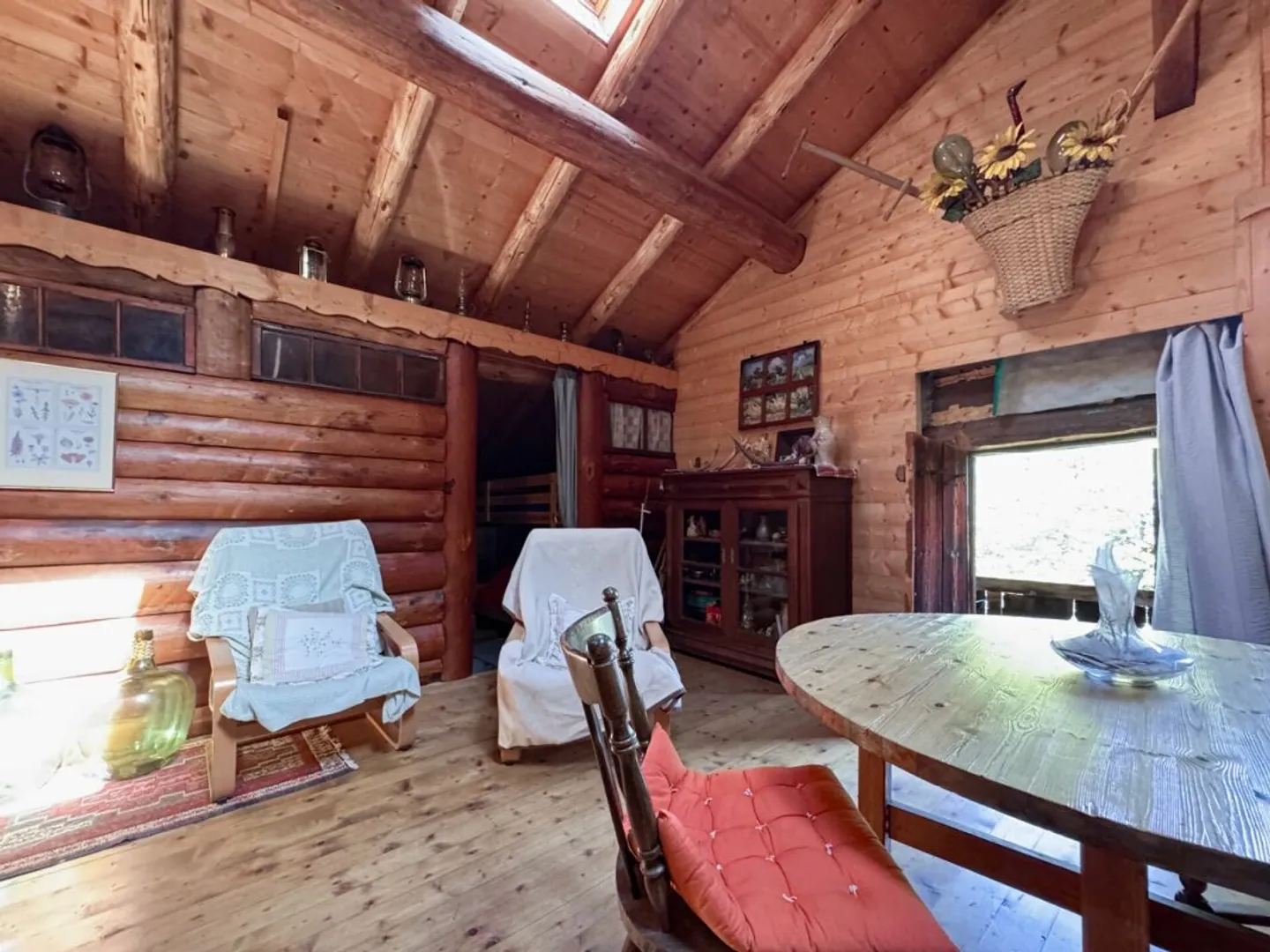 Rare Object - Chalet with 7.5 Rooms, Embedded in 28,000 m² of Forest and Meadow. - Photo 8 of 18