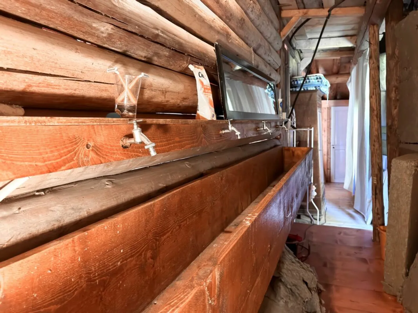 Rare Object - Chalet with 7.5 Rooms, Embedded in 28,000 m² of Forest and Meadow. - Photo 12 of 18