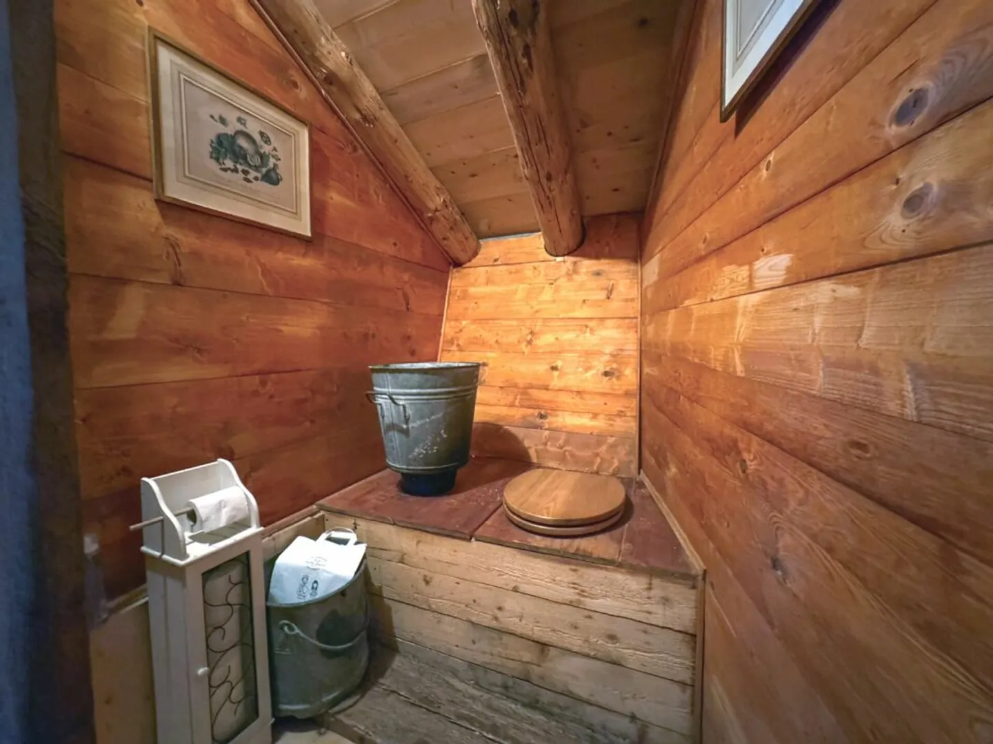 Rare Object - Chalet with 7.5 Rooms, Embedded in 28,000 m² of Forest and Meadow. - Photo 14 of 18