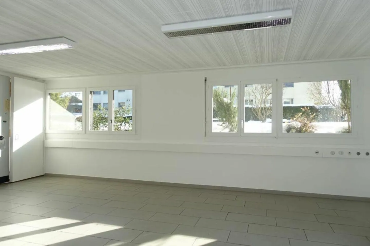 Bureaux spacieux au rez-de-chaussée et au sous-sol - Photo 20 sur 30