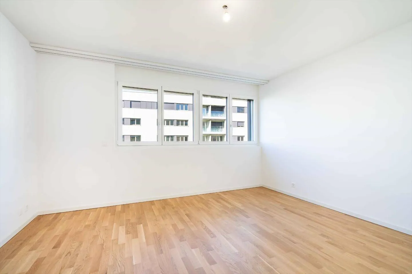 Spacious 2.5 rooms with balcony, close to the lake and universities - Photo 4 of 6