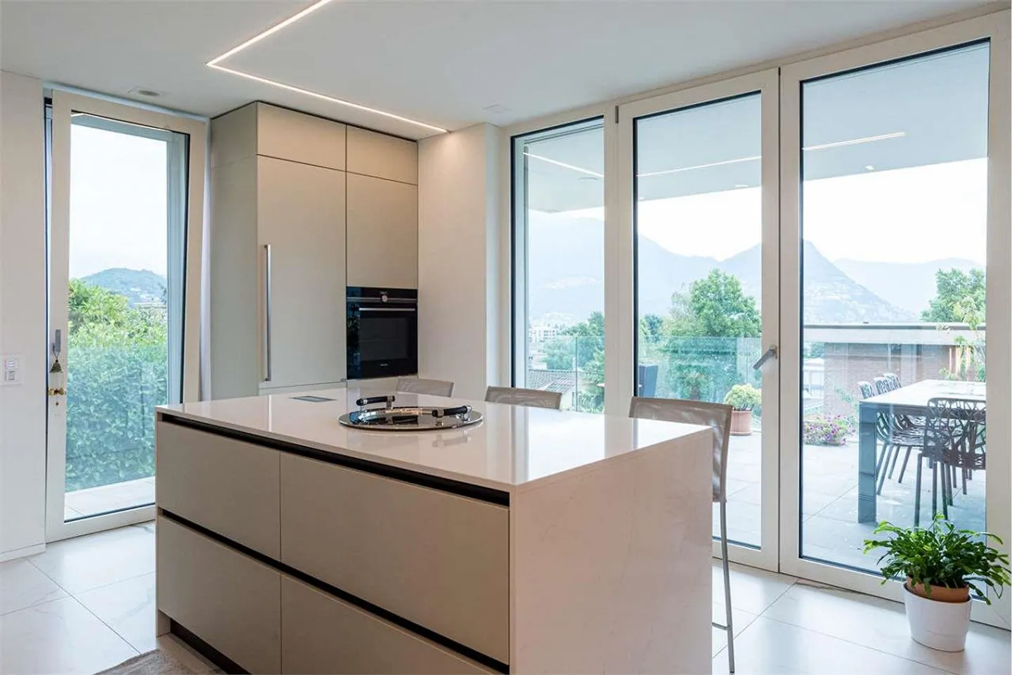3,5 lokale elegante Wohnung mit privatem Garten - Foto 3 di 13