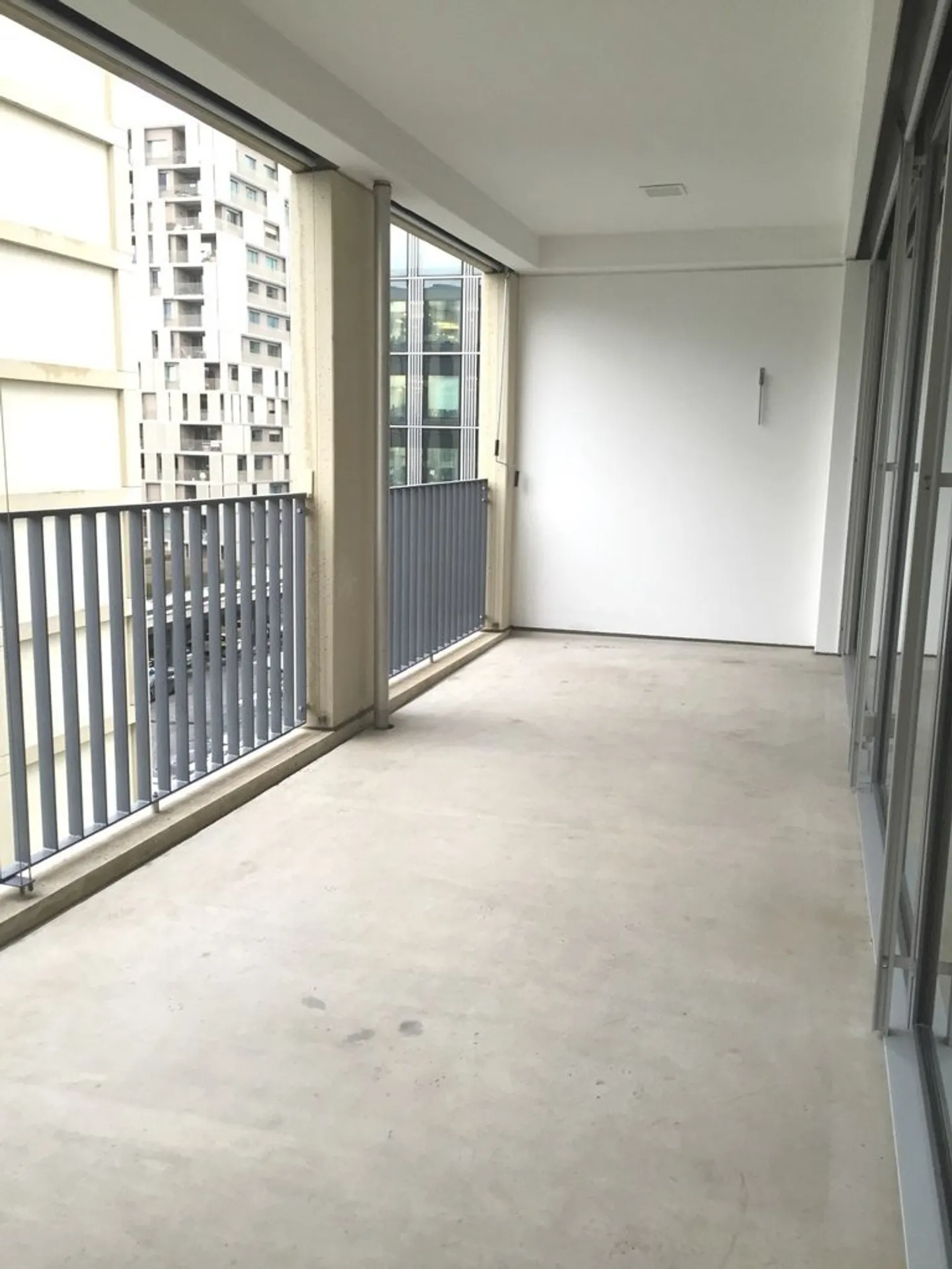 Trendy Living in Zurich-North - Photo 2 of 9