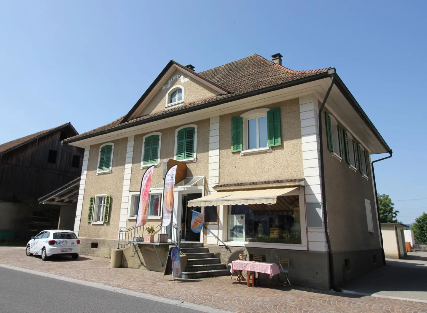 Appartement spacieux de 5,5 pièces au centre du village - Photo 3 sur 11
