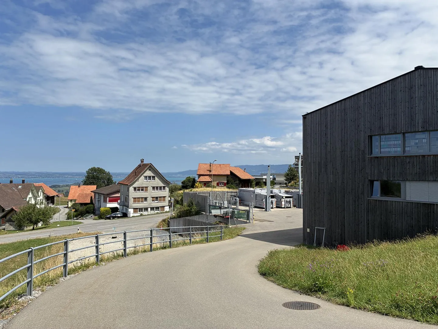 Hall commerciale, atelier et avant-cour – Pratique et polyvalent - Photo 2 sur 15
