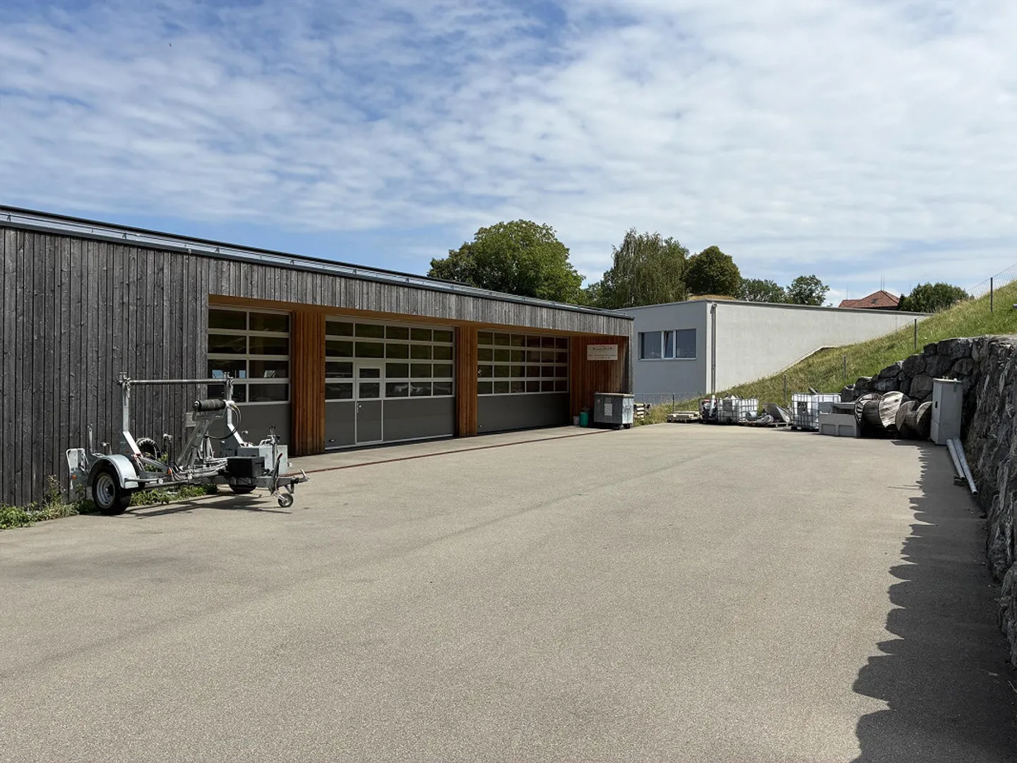 Hall commerciale, atelier et avant-cour – Pratique et polyvalent - Photo 3 sur 15