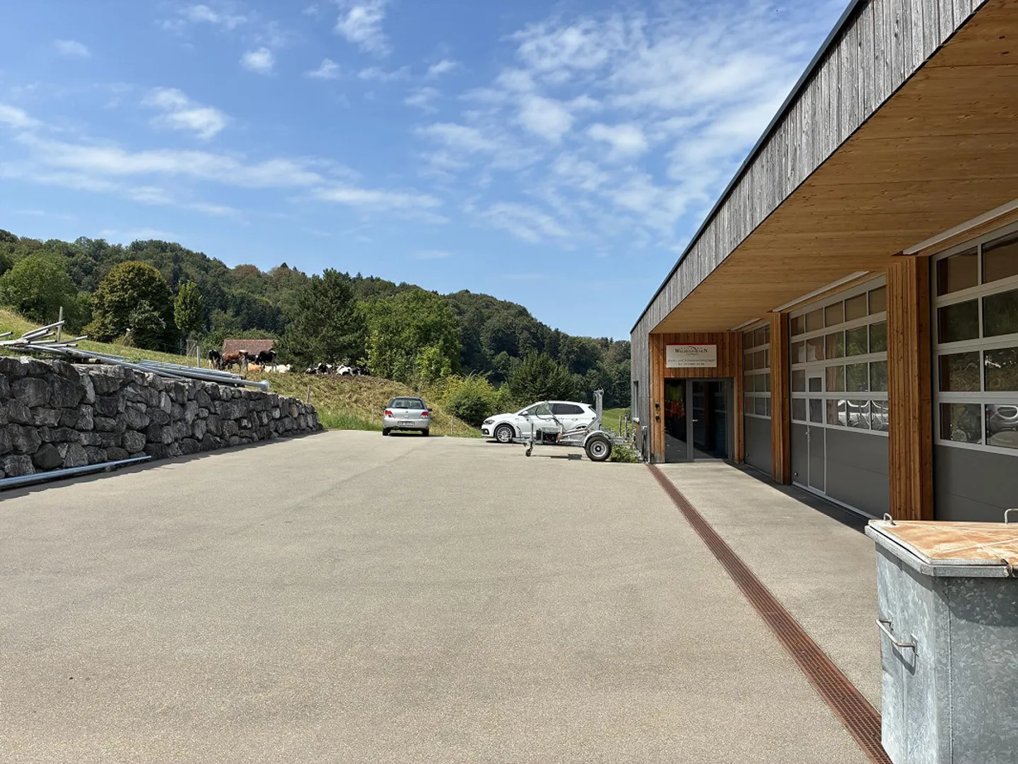 Hall commerciale, atelier et avant-cour – Pratique et polyvalent - Photo 4 sur 15