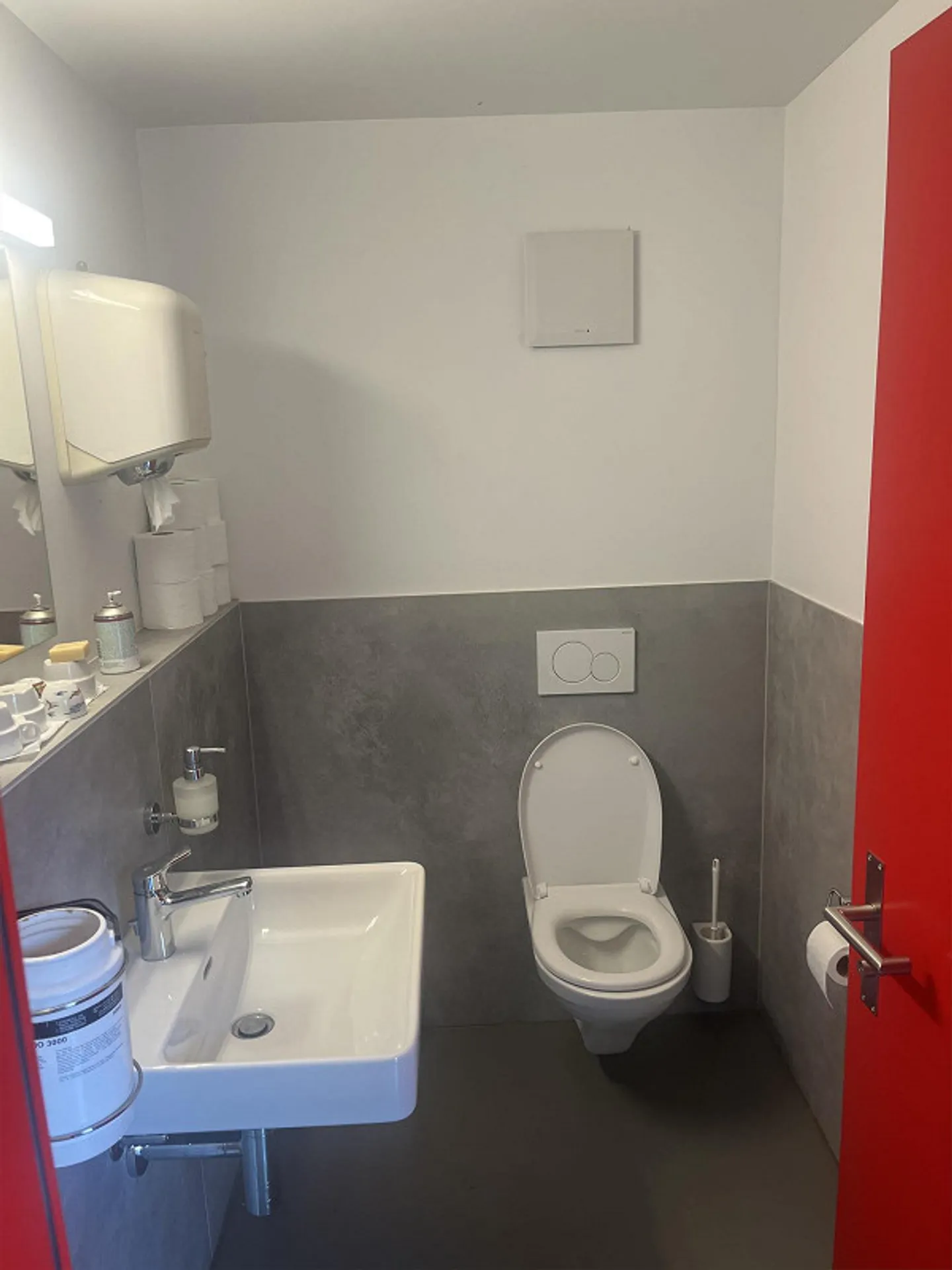 Hall commerciale, atelier et avant-cour – Pratique et polyvalent - Photo 8 sur 15