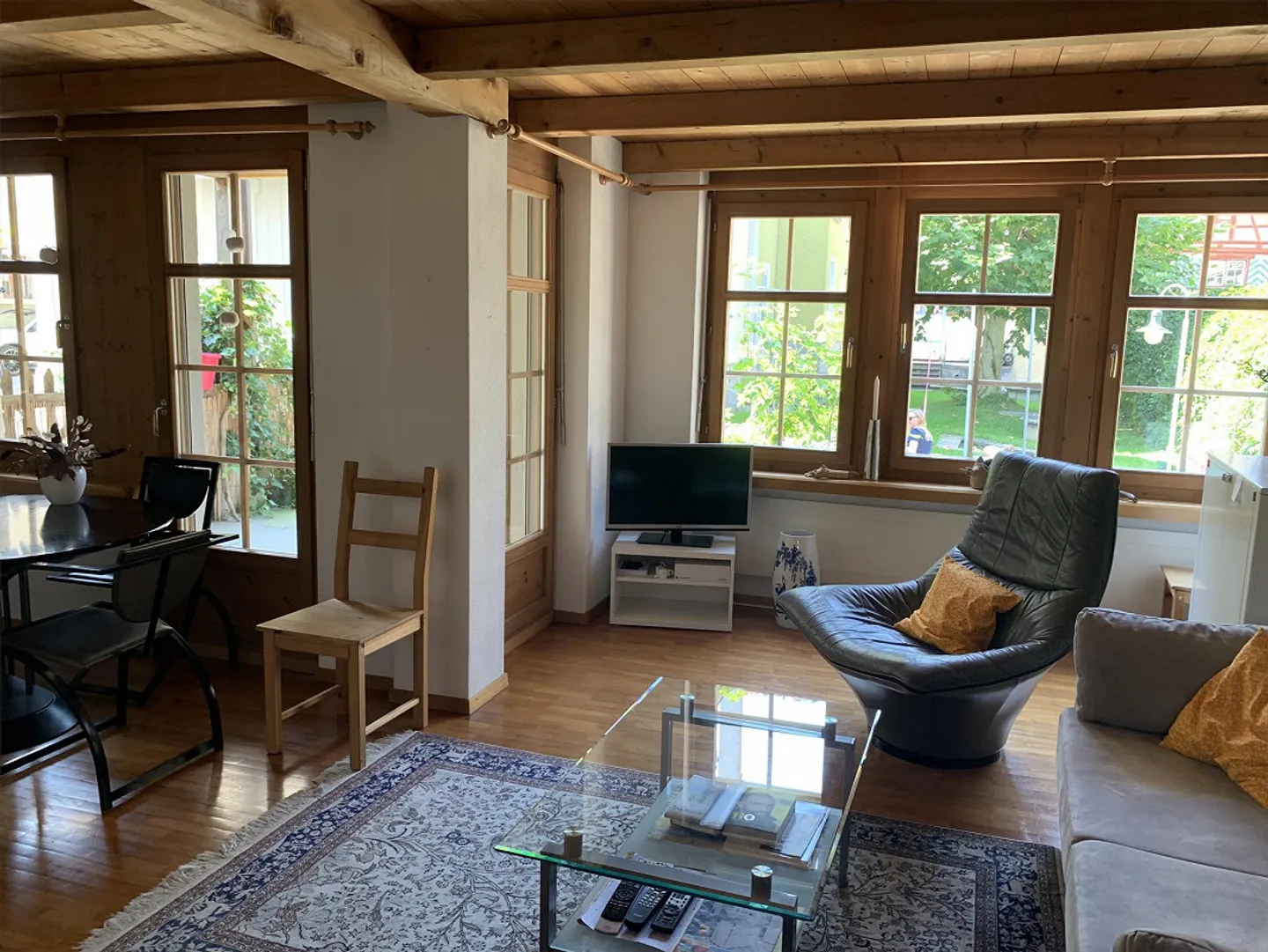 Appartement 2 1/2 pièces avec place assise sur cour dans la vieille ville - Photo 1 sur 12