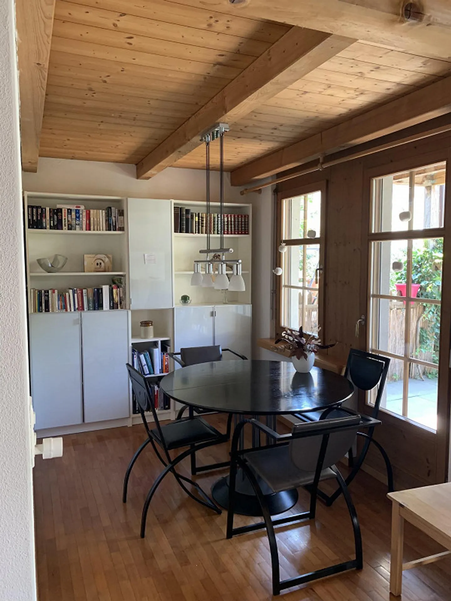 Appartement 2 1/2 pièces avec place assise sur cour dans la vieille ville - Photo 2 sur 12