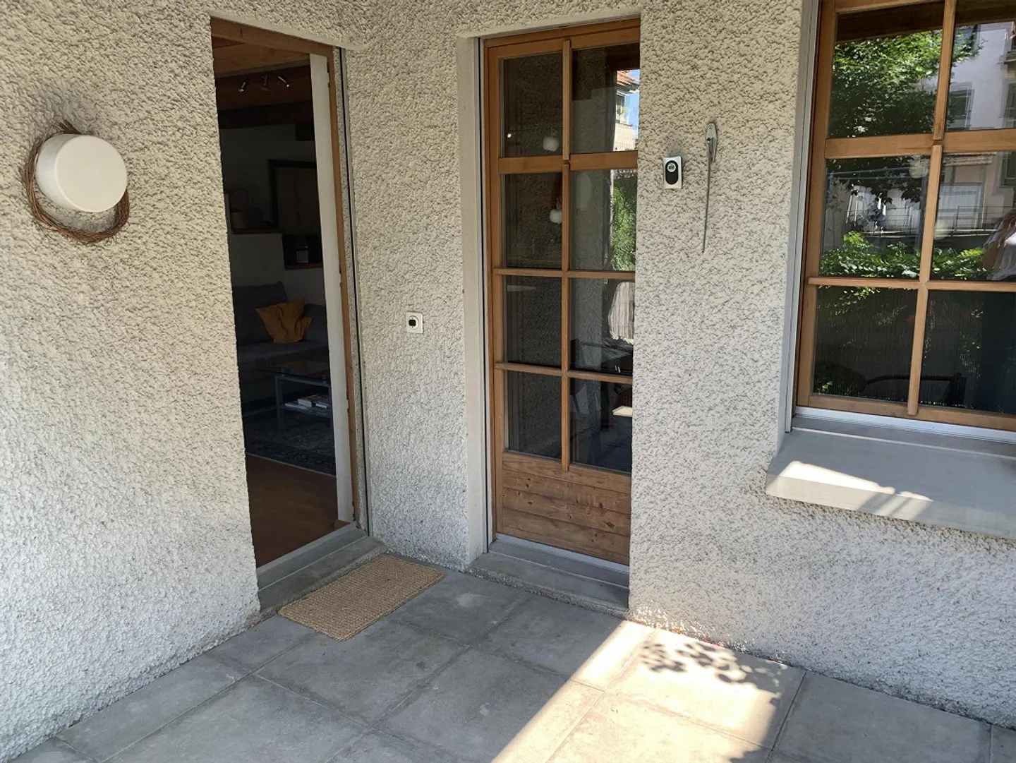 Appartement 2 1/2 pièces avec place assise sur cour dans la vieille ville - Photo 3 sur 12