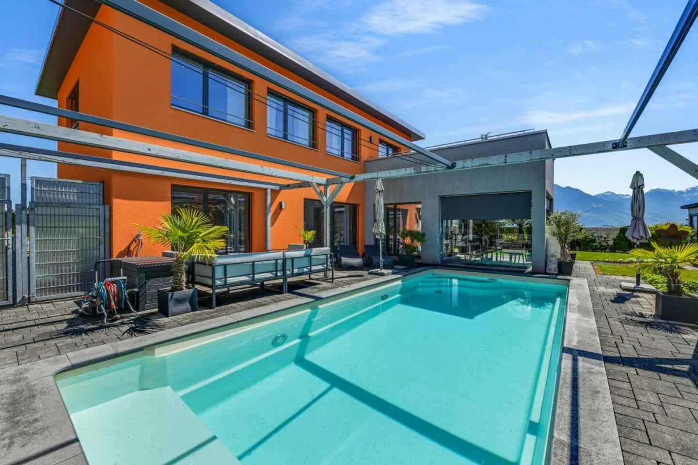 Esperienza abitativa moderna con vista - Casa unifamiliare con piscina, idillio da giardino e vista panoramica - Foto 1 di 28