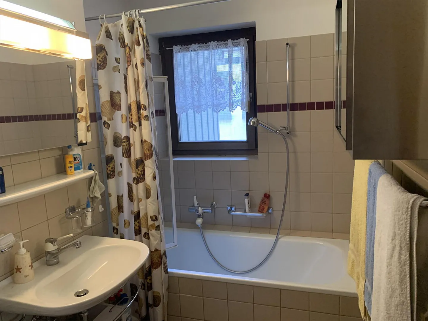 Appartement 2 1/2 pièces avec place assise sur cour dans la vieille ville - Photo 8 sur 12