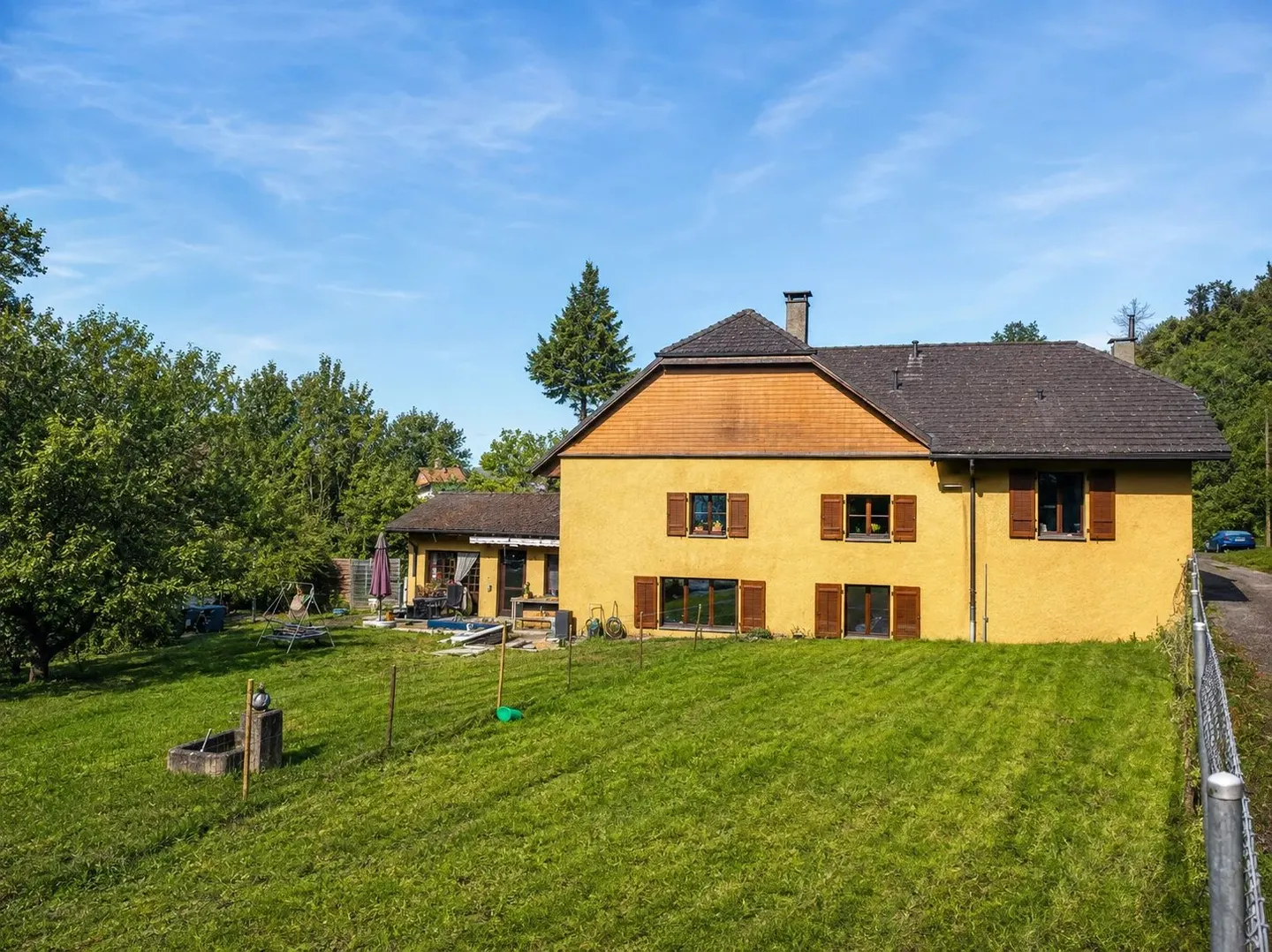 Spacious Detached House with Garden - Photo 1 of 3