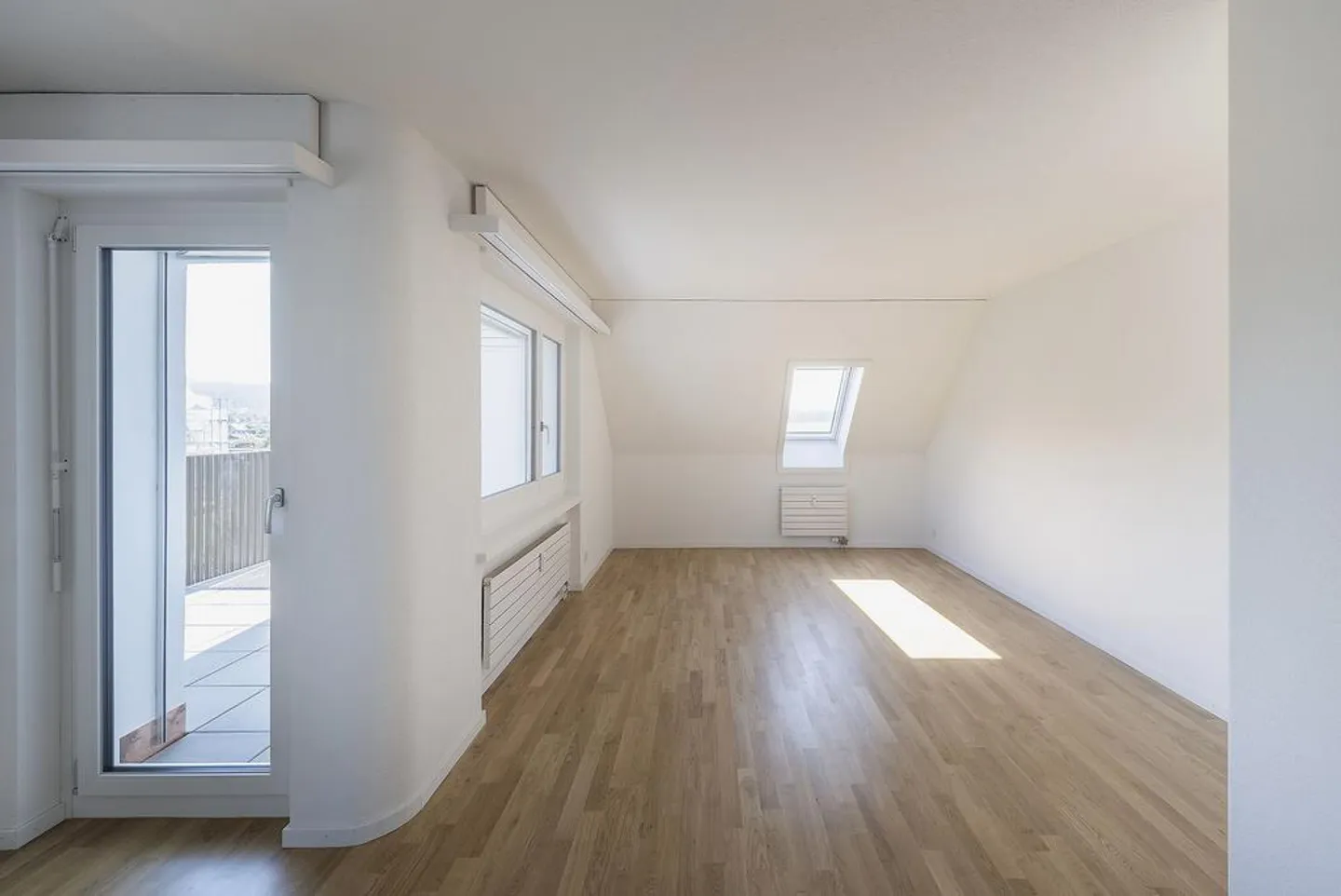 Appartamento attico recentemente ristrutturato su 2 piani con balcone e torre di lavaggio - Foto 4 di 12