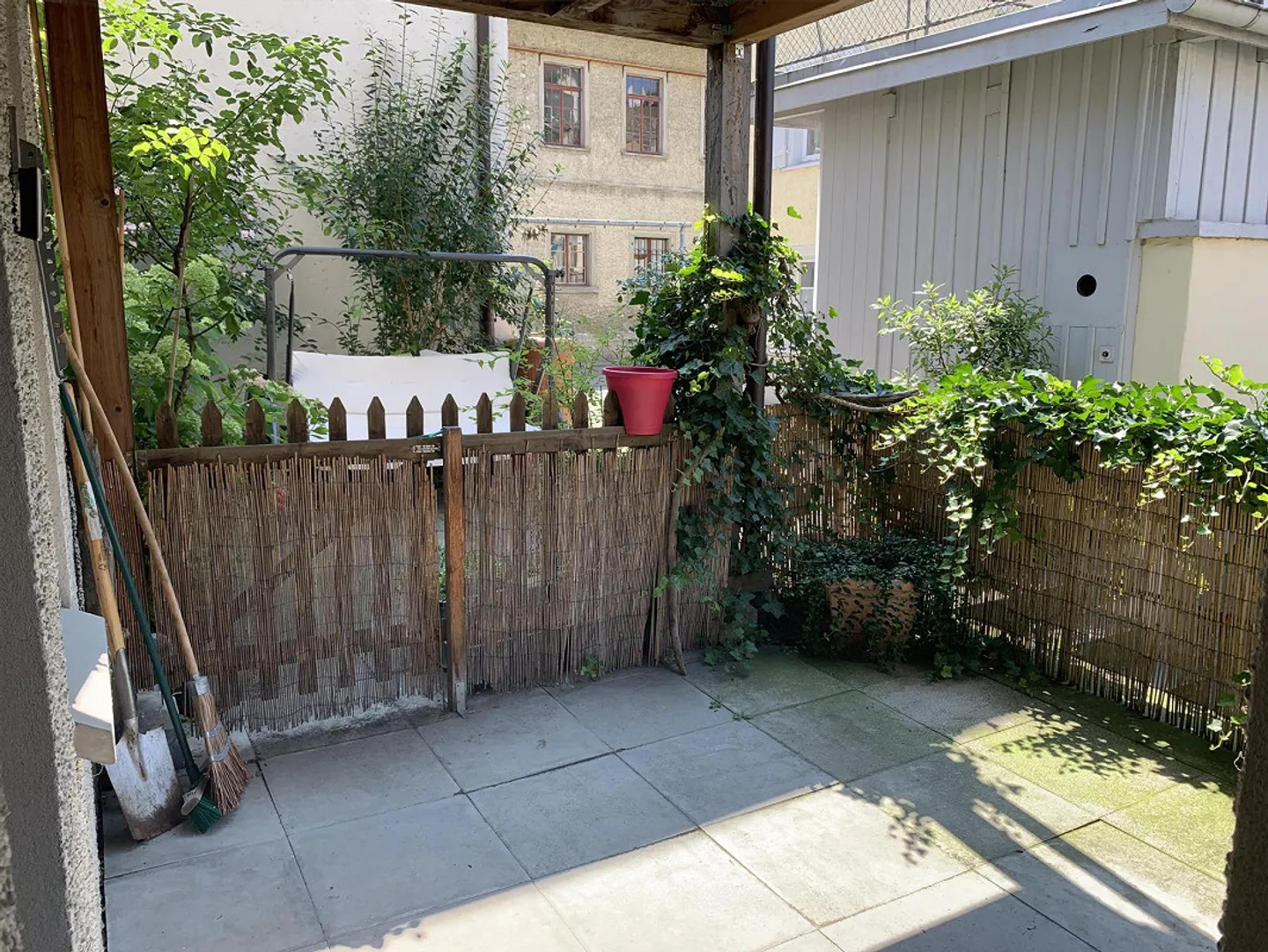 Appartement 2 1/2 pièces avec place assise sur cour dans la vieille ville - Photo 10 sur 12