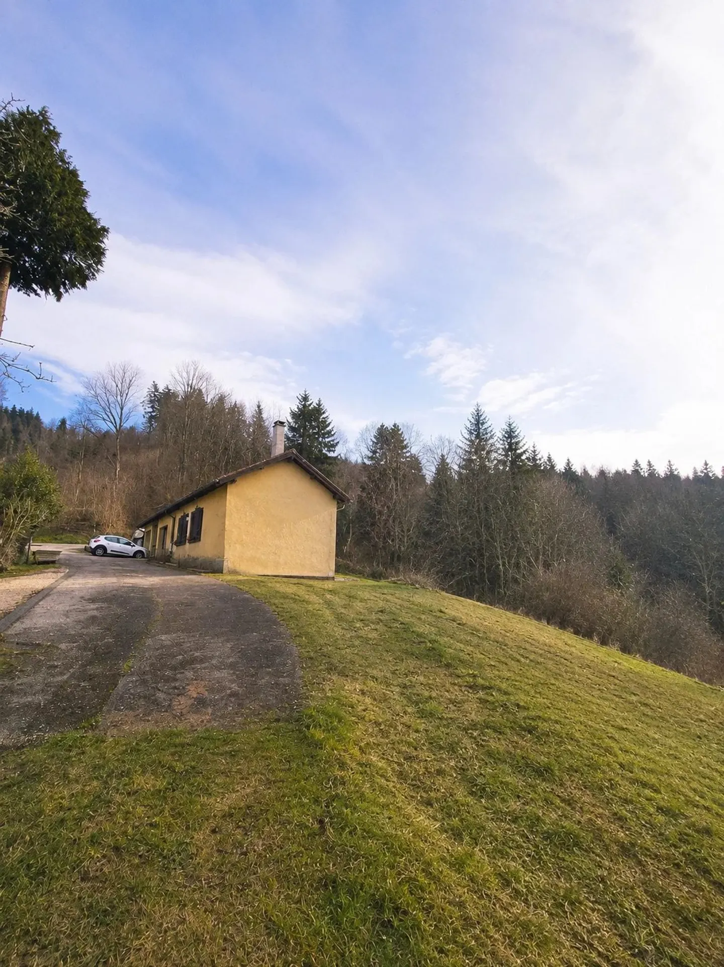 Spacious Detached House with Garden - Photo 2 of 3