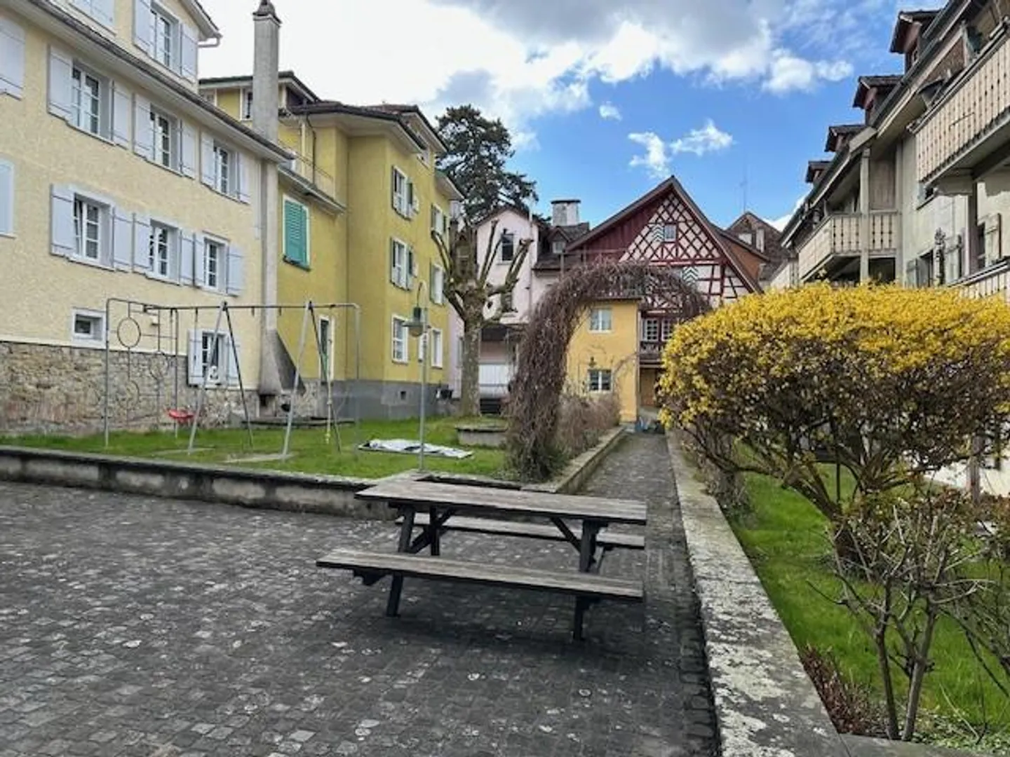 Appartement 2 1/2 pièces avec place assise sur cour dans la vieille ville - Photo 11 sur 12