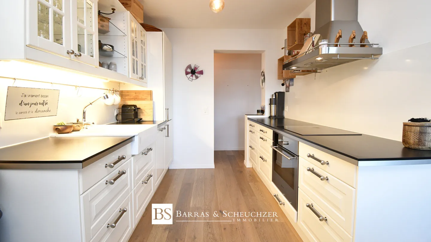 Charming 3.5 room renovated with panoramic view - Photo 4 of 11