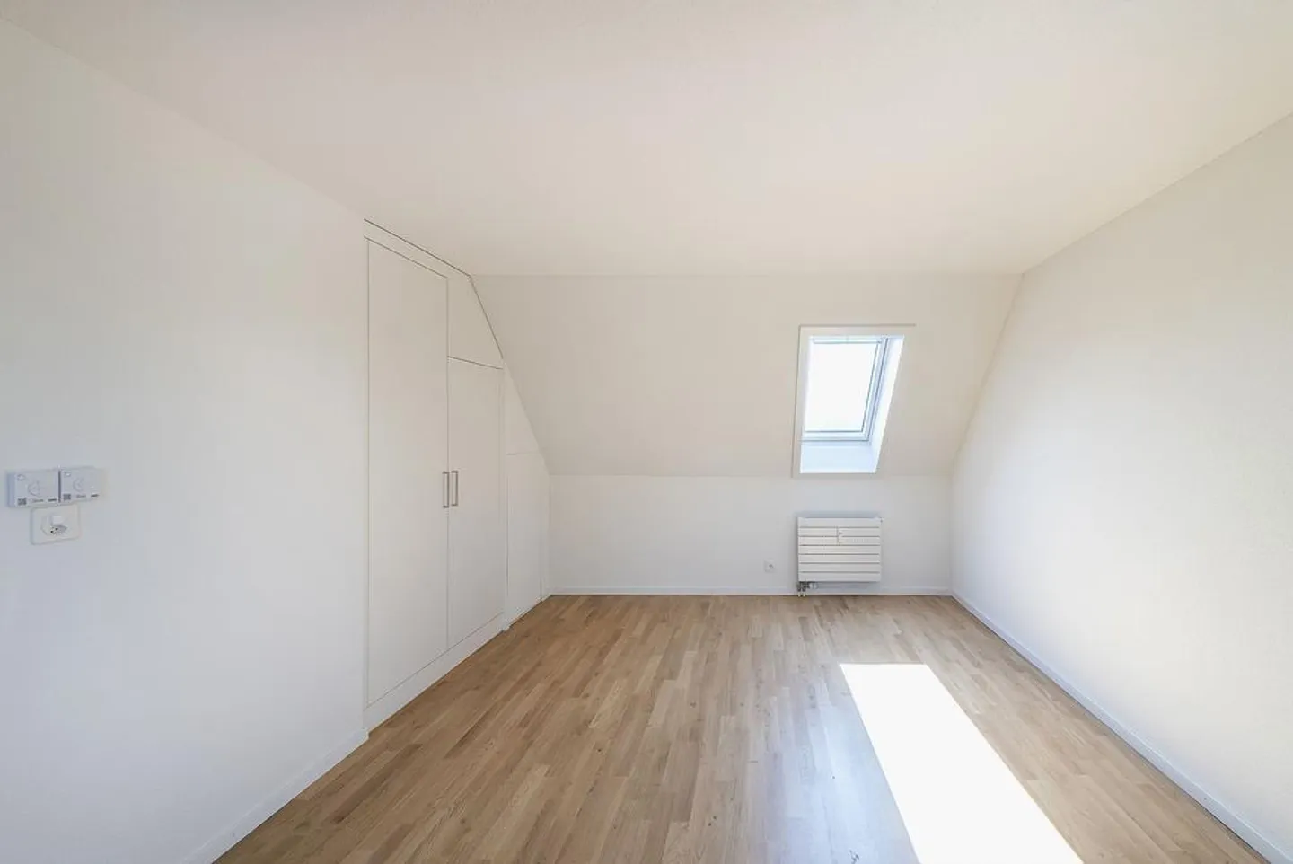 Appartamento attico recentemente ristrutturato su 2 piani con balcone e torre di lavaggio - Foto 9 di 12